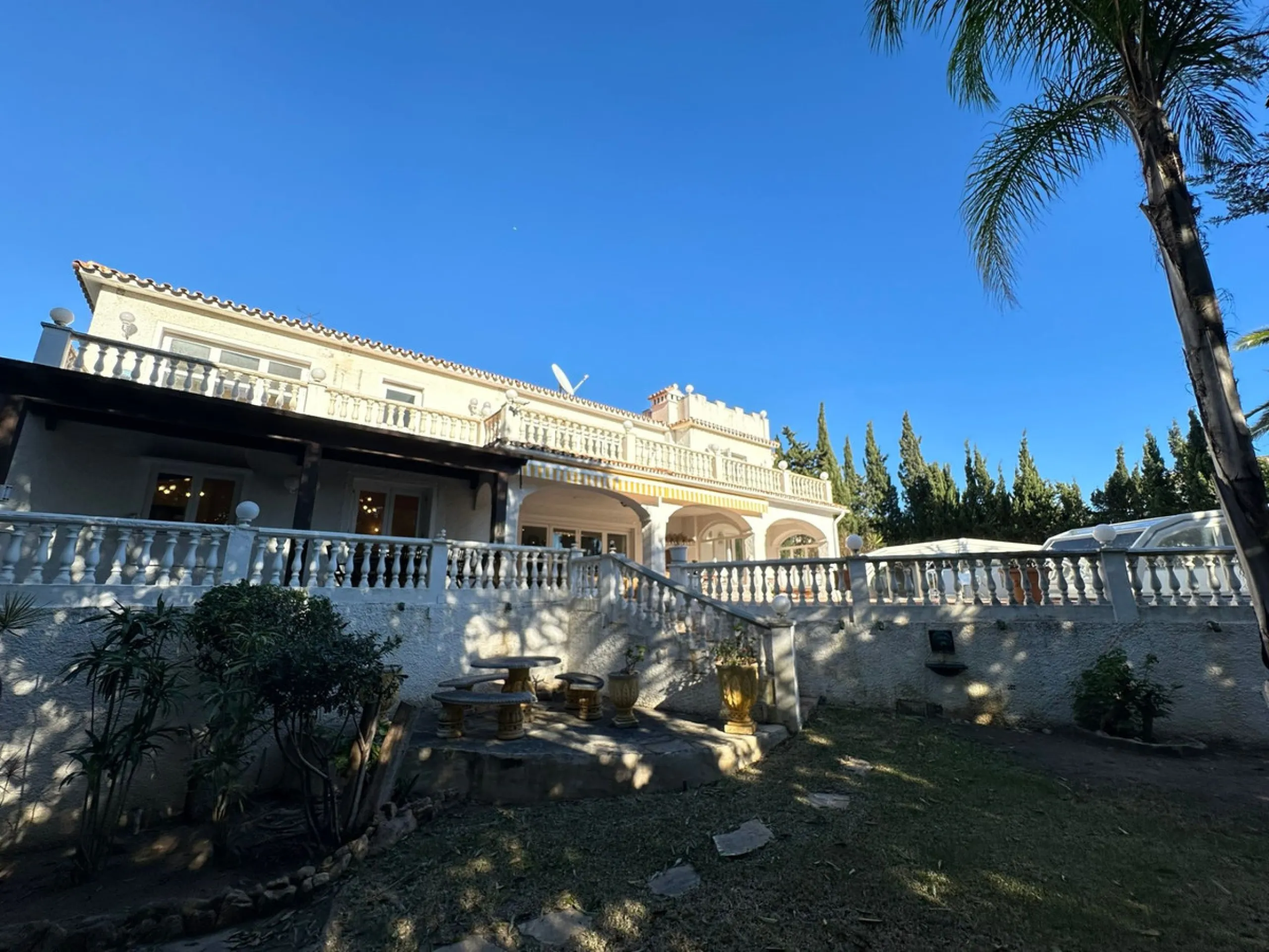 This elegant detached villa is located in the exclusive Marbesa area, situated in East Marbella. It is an ideal property for those seeking a tranquil residential environment by the sea, combining privacy with proximity to both the beach and the main servi
