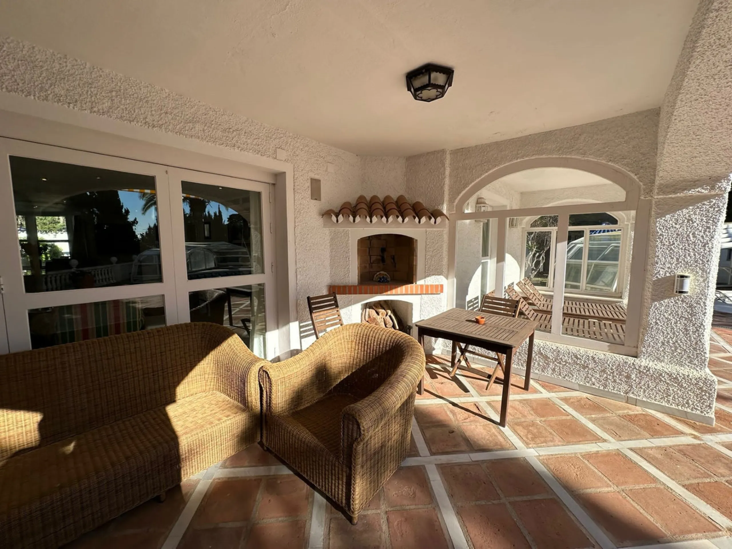 This elegant detached villa is located in the exclusive Marbesa area, situated in East Marbella. It is an ideal property for those seeking a tranquil residential environment by the sea, combining privacy with proximity to both the beach and the main servi