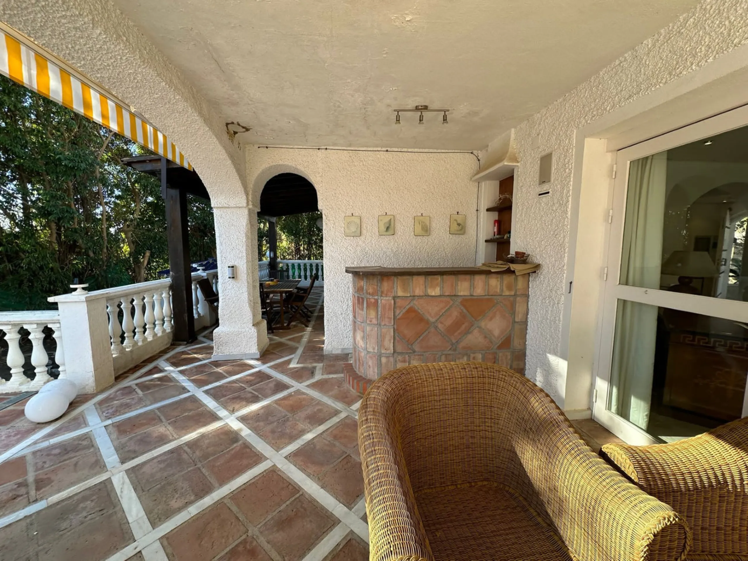 This elegant detached villa is located in the exclusive Marbesa area, situated in East Marbella. It is an ideal property for those seeking a tranquil residential environment by the sea, combining privacy with proximity to both the beach and the main servi