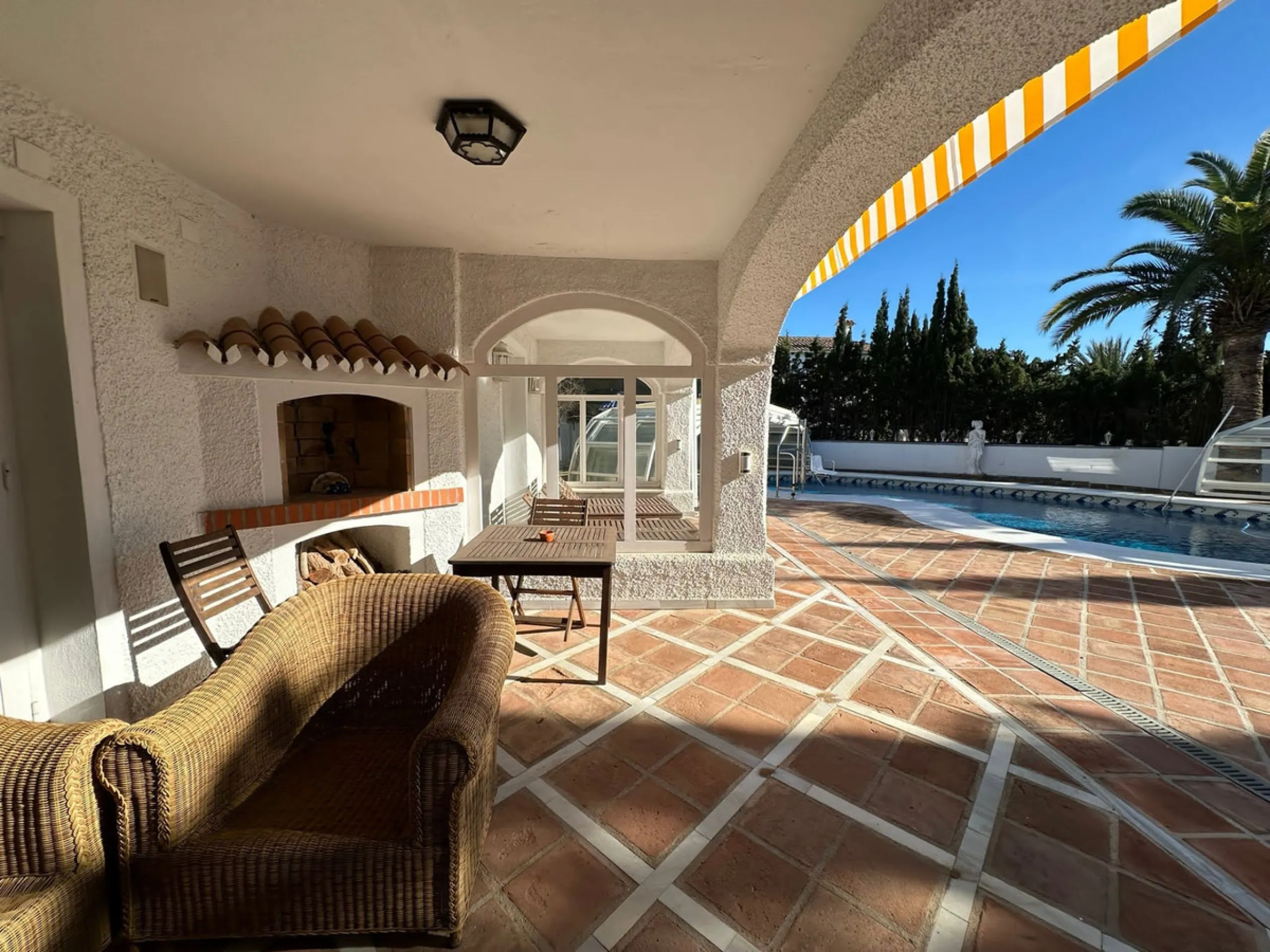 This elegant detached villa is located in the exclusive Marbesa area, situated in East Marbella. It is an ideal property for those seeking a tranquil residential environment by the sea, combining privacy with proximity to both the beach and the main servi