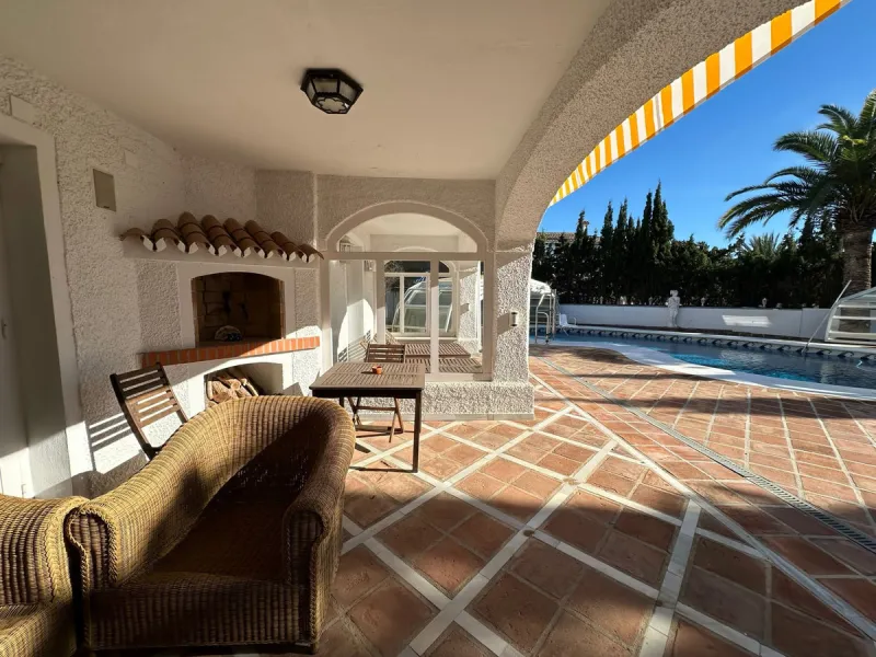 This elegant detached villa is located in the exclusive Marbesa area, situated in East Marbella. It is an ideal property for those seeking a tranquil residential environment by the sea, combining privacy with proximity to both the beach and the main servi