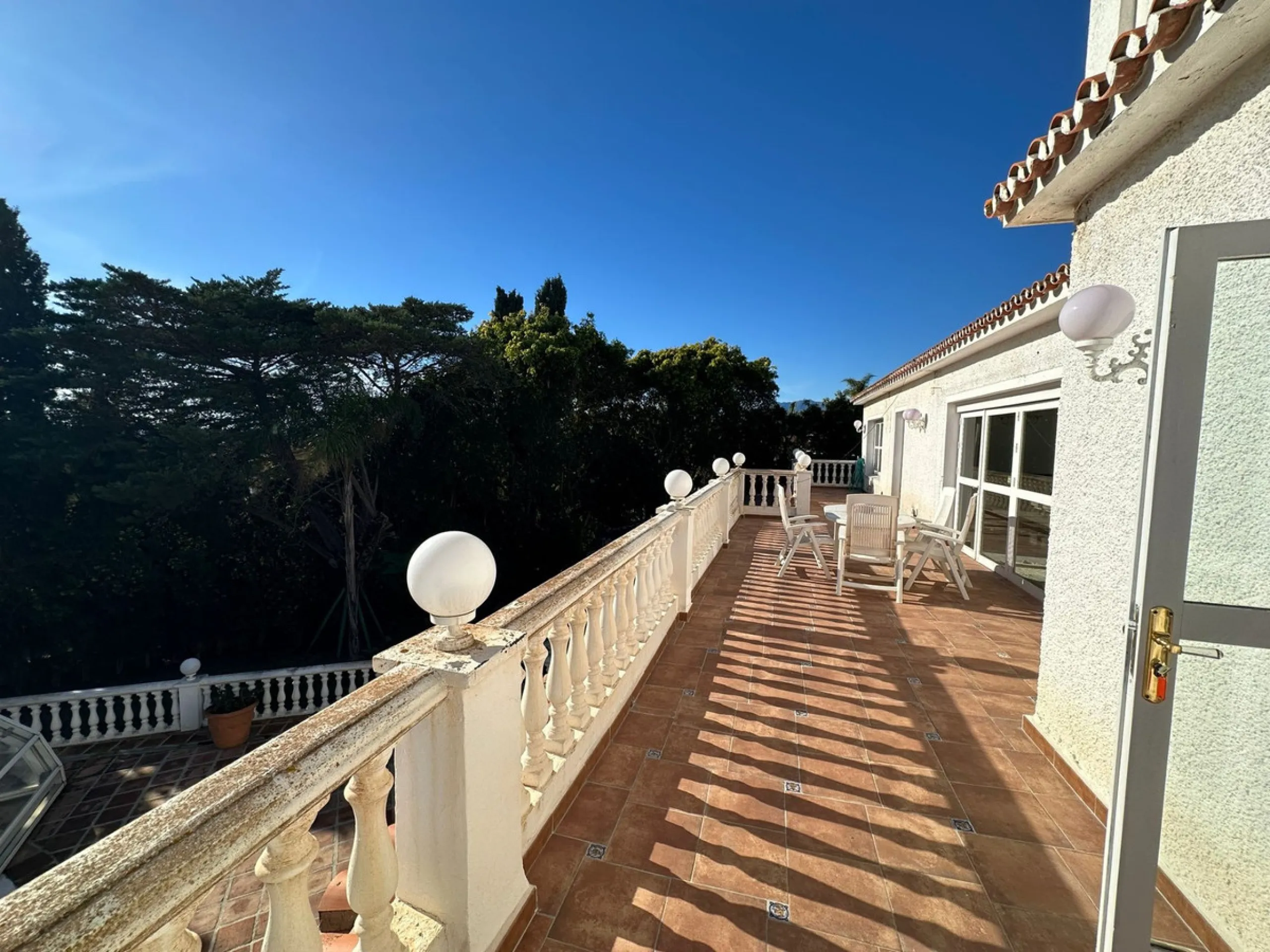 This elegant detached villa is located in the exclusive Marbesa area, situated in East Marbella. It is an ideal property for those seeking a tranquil residential environment by the sea, combining privacy with proximity to both the beach and the main servi