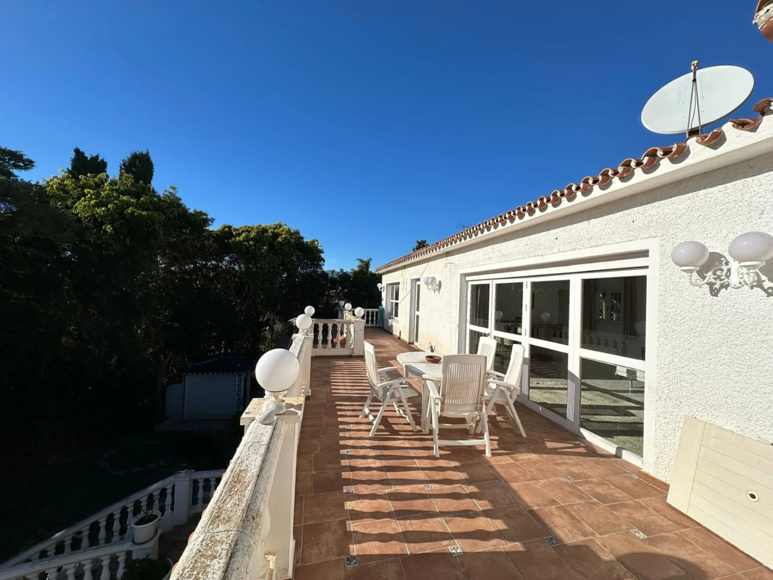 This elegant detached villa is located in the exclusive Marbesa area, situated in East Marbella. It is an ideal property for those seeking a tranquil residential environment by the sea, combining privacy with proximity to both the beach and the main servi