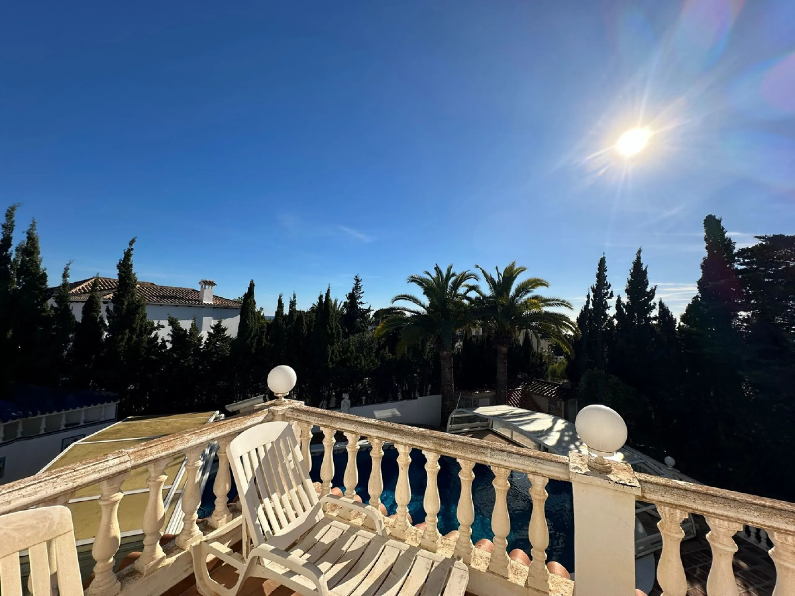 This elegant detached villa is located in the exclusive Marbesa area, situated in East Marbella. It is an ideal property for those seeking a tranquil residential environment by the sea, combining privacy with proximity to both the beach and the main servi
