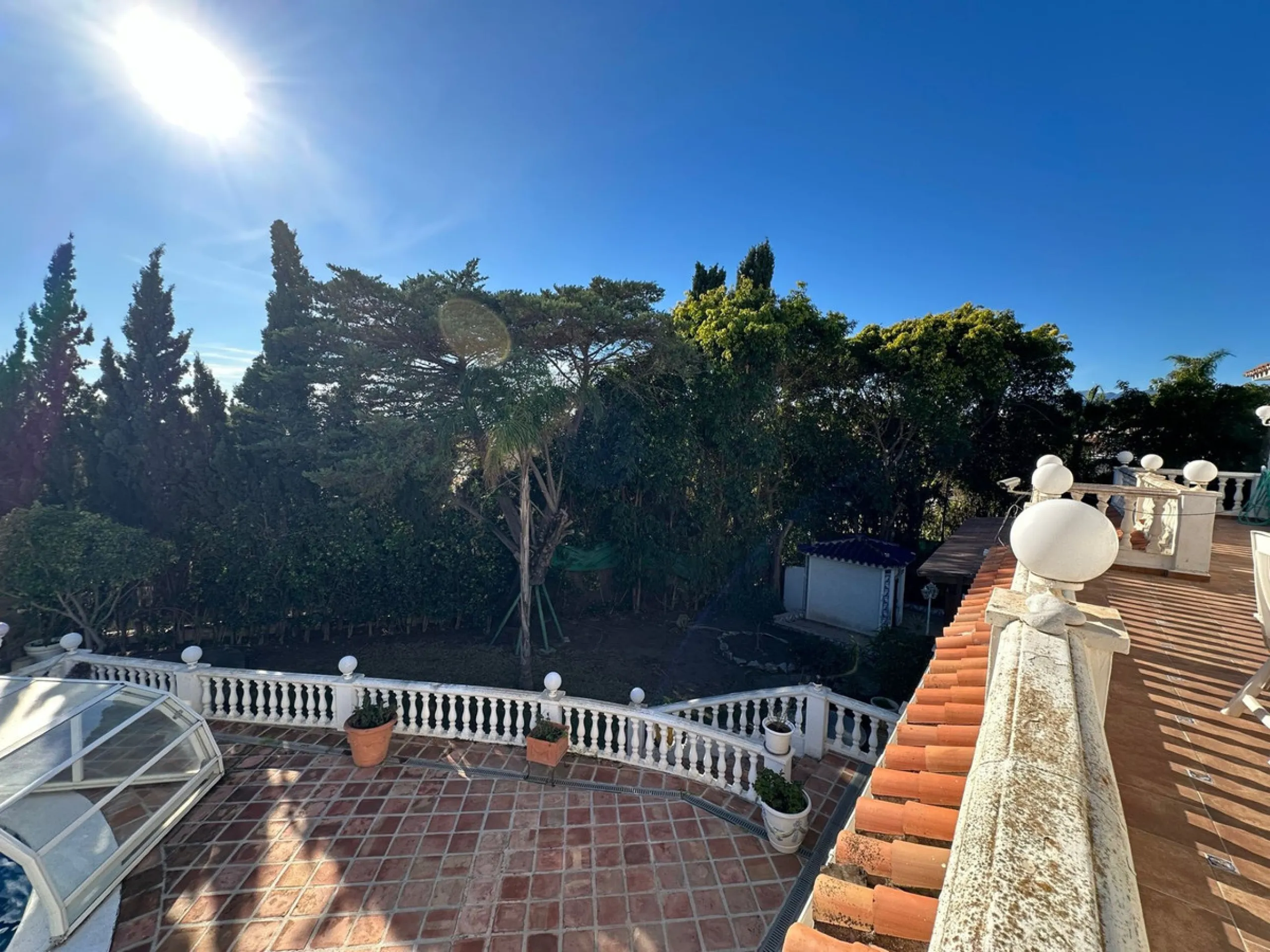 This elegant detached villa is located in the exclusive Marbesa area, situated in East Marbella. It is an ideal property for those seeking a tranquil residential environment by the sea, combining privacy with proximity to both the beach and the main servi