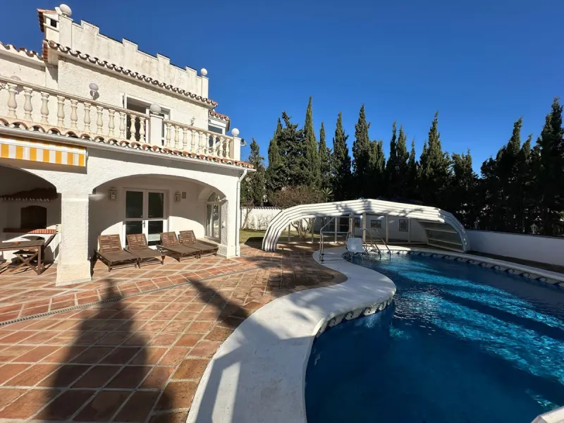 This elegant detached villa is located in the exclusive Marbesa area, situated in East Marbella. It is an ideal property for those seeking a tranquil residential environment by the sea, combining privacy with proximity to both the beach and the main servi