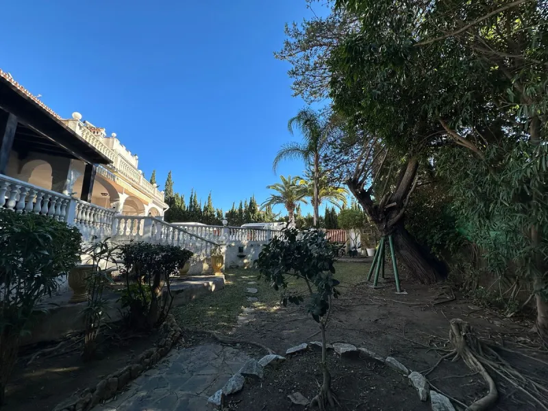 This elegant detached villa is located in the exclusive Marbesa area, situated in East Marbella. It is an ideal property for those seeking a tranquil residential environment by the sea, combining privacy with proximity to both the beach and the main servi