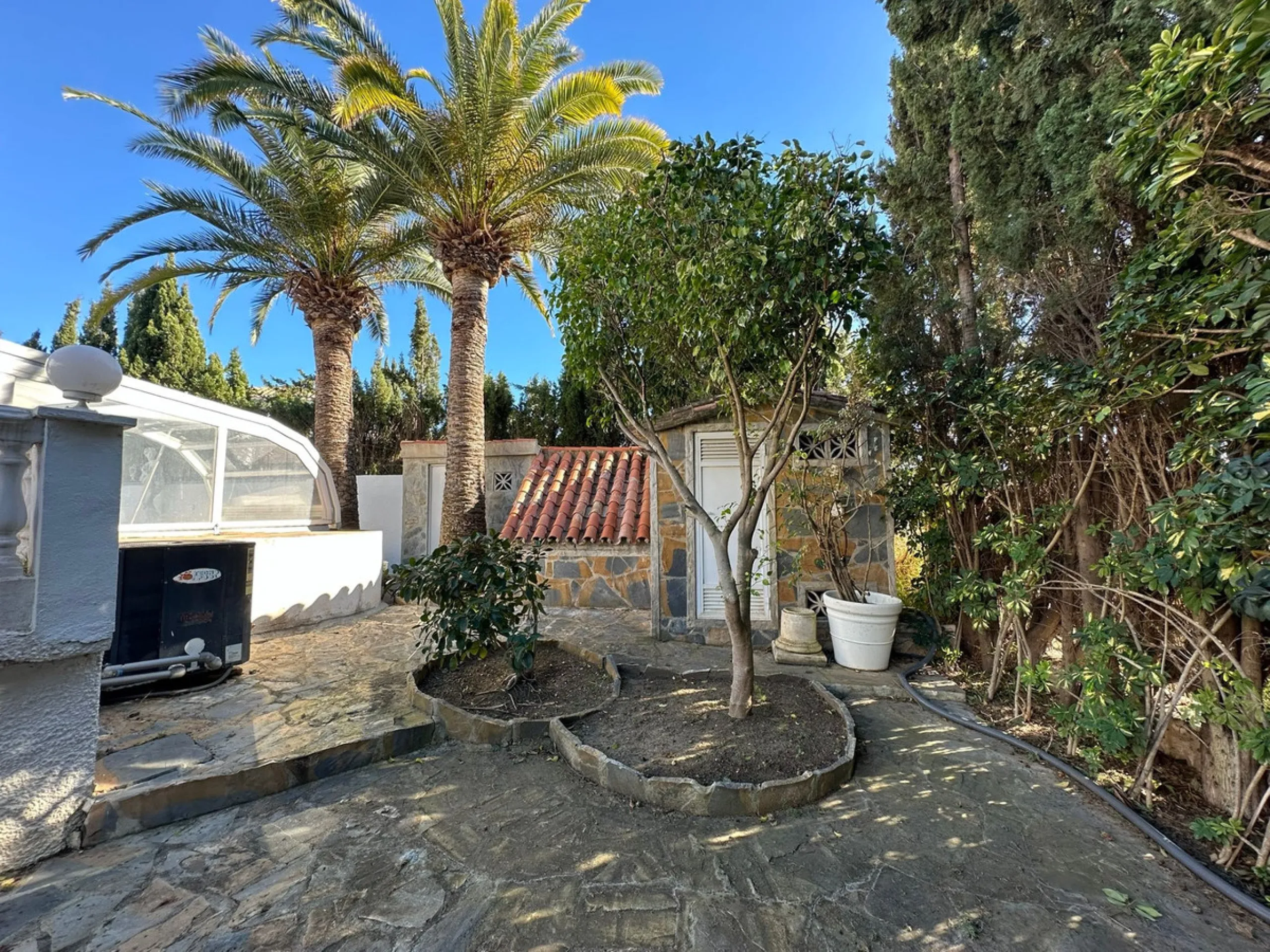 This elegant detached villa is located in the exclusive Marbesa area, situated in East Marbella. It is an ideal property for those seeking a tranquil residential environment by the sea, combining privacy with proximity to both the beach and the main servi