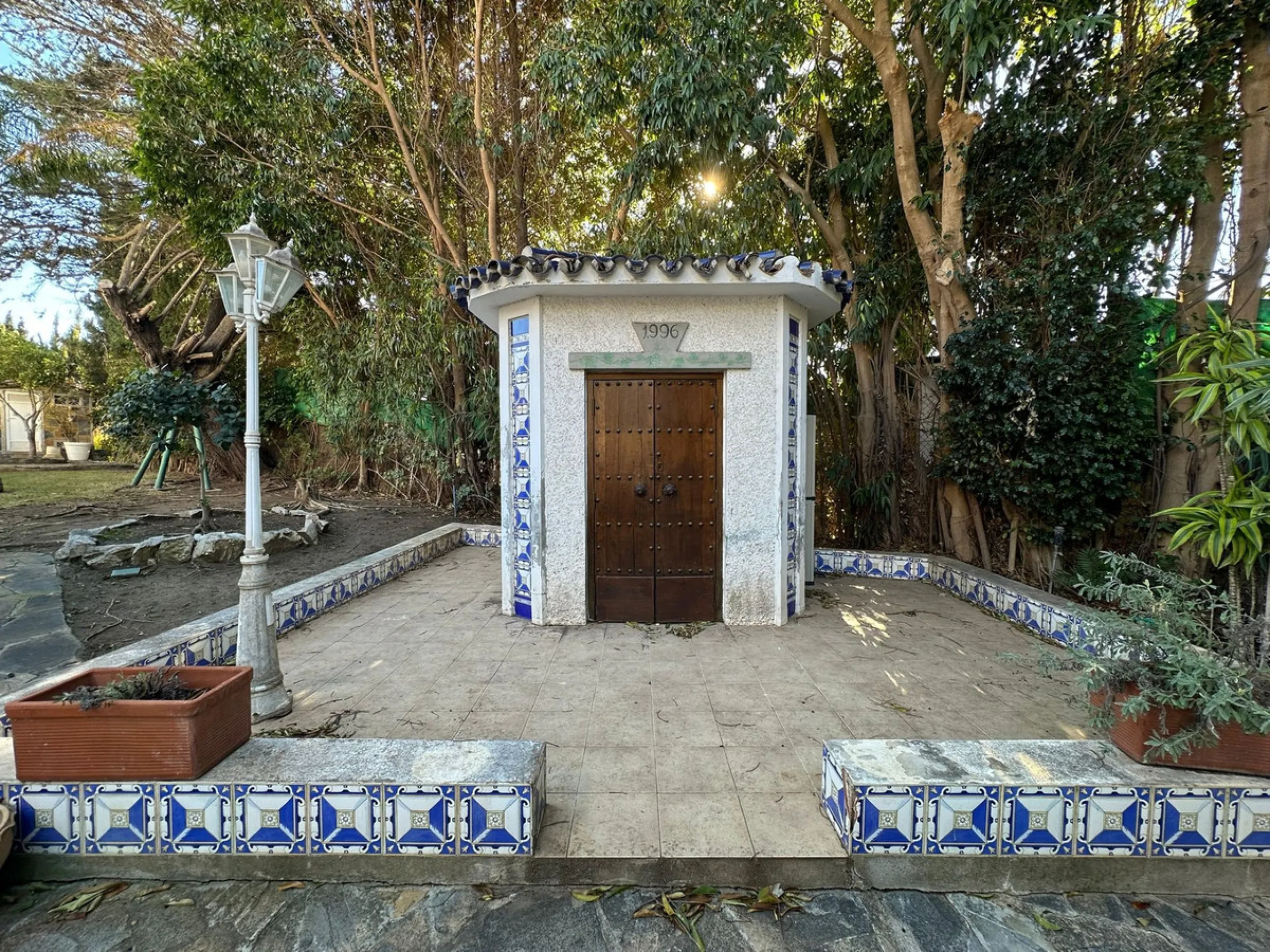 This elegant detached villa is located in the exclusive Marbesa area, situated in East Marbella. It is an ideal property for those seeking a tranquil residential environment by the sea, combining privacy with proximity to both the beach and the main servi