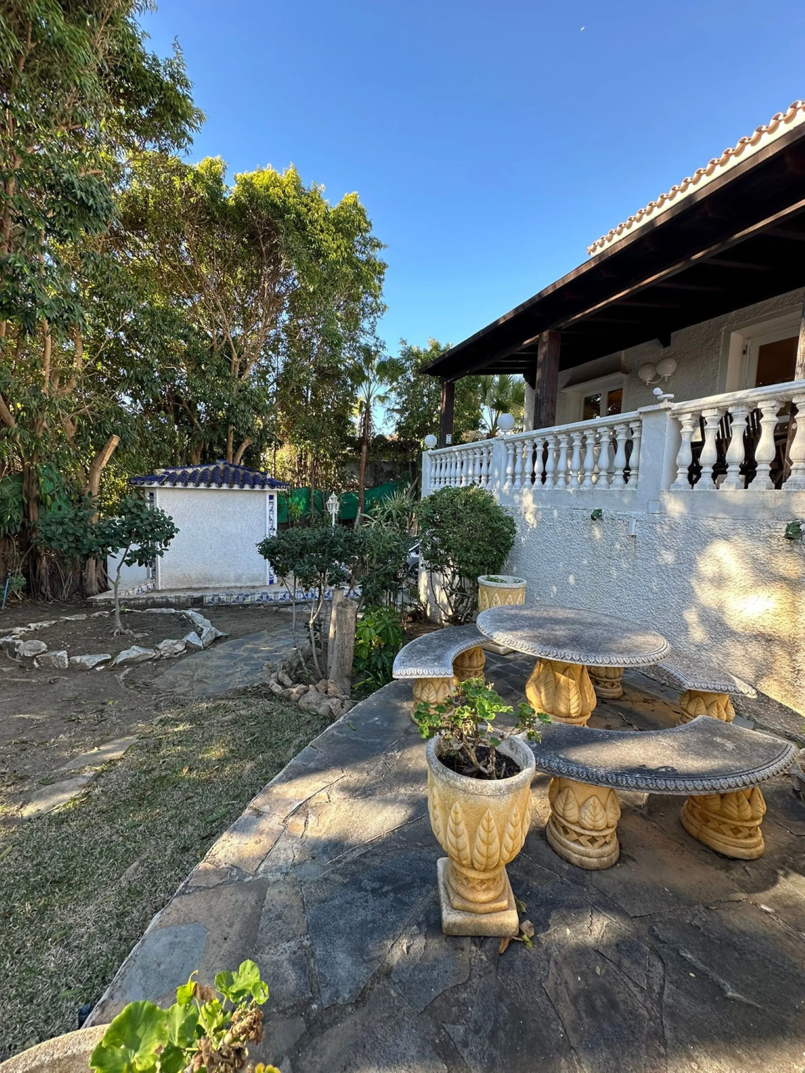 This elegant detached villa is located in the exclusive Marbesa area, situated in East Marbella. It is an ideal property for those seeking a tranquil residential environment by the sea, combining privacy with proximity to both the beach and the main servi