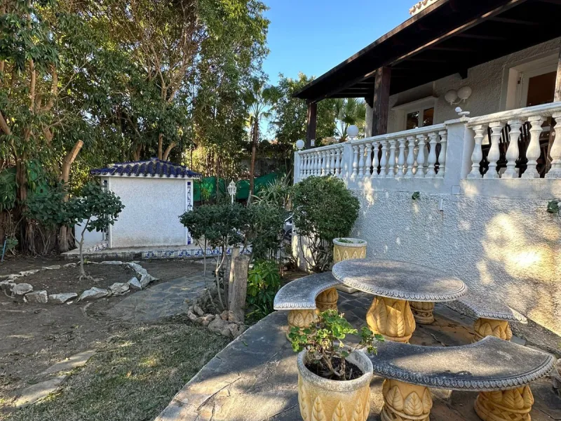 This elegant detached villa is located in the exclusive Marbesa area, situated in East Marbella. It is an ideal property for those seeking a tranquil residential environment by the sea, combining privacy with proximity to both the beach and the main servi