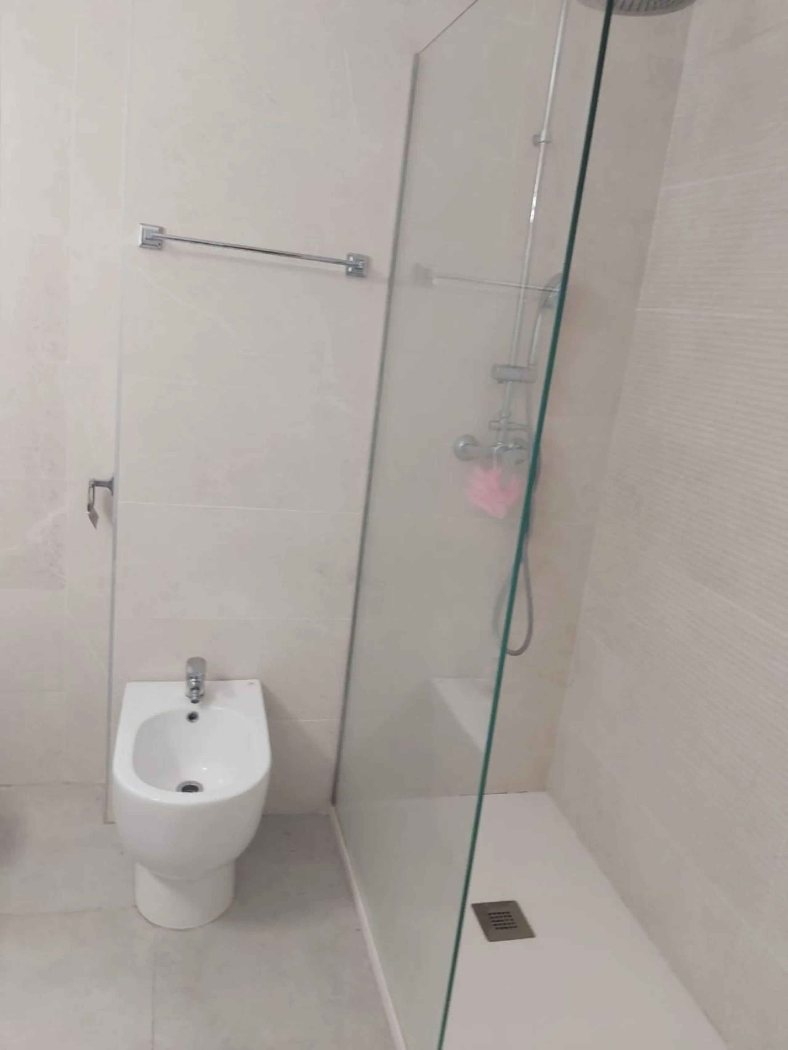 For sale: a bright top-floor apartment located in a quiet, well-connected building. The property features 2 bedrooms, 1 full bathroom, a spacious living room, and an independent kitchen.