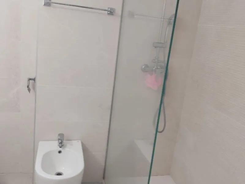 For sale: a bright top-floor apartment located in a quiet, well-connected building. The property features 2 bedrooms, 1 full bathroom, a spacious living room, and an independent kitchen.
