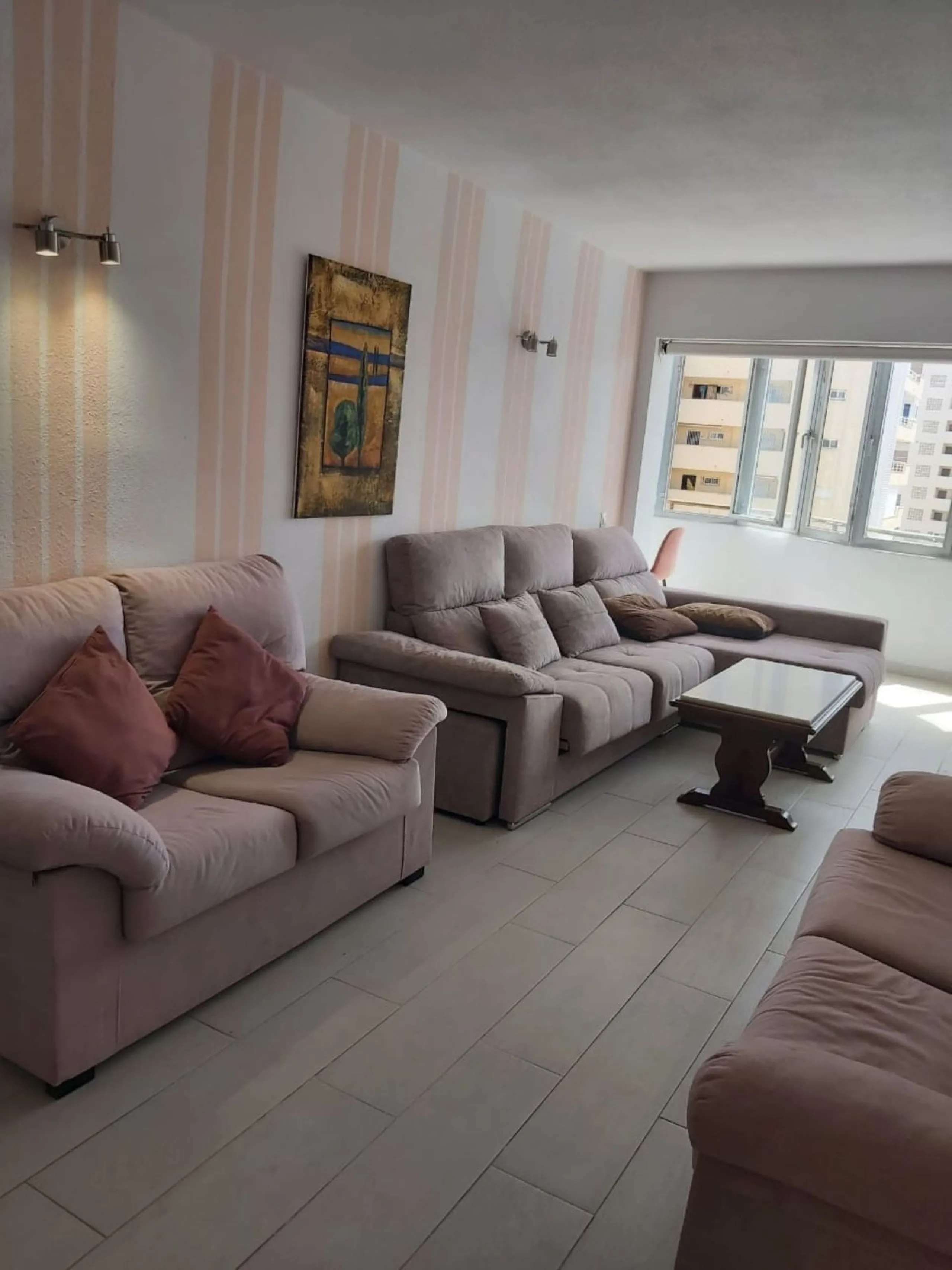 For sale: a bright top-floor apartment located in a quiet, well-connected building. The property features 2 bedrooms, 1 full bathroom, a spacious living room, and an independent kitchen.