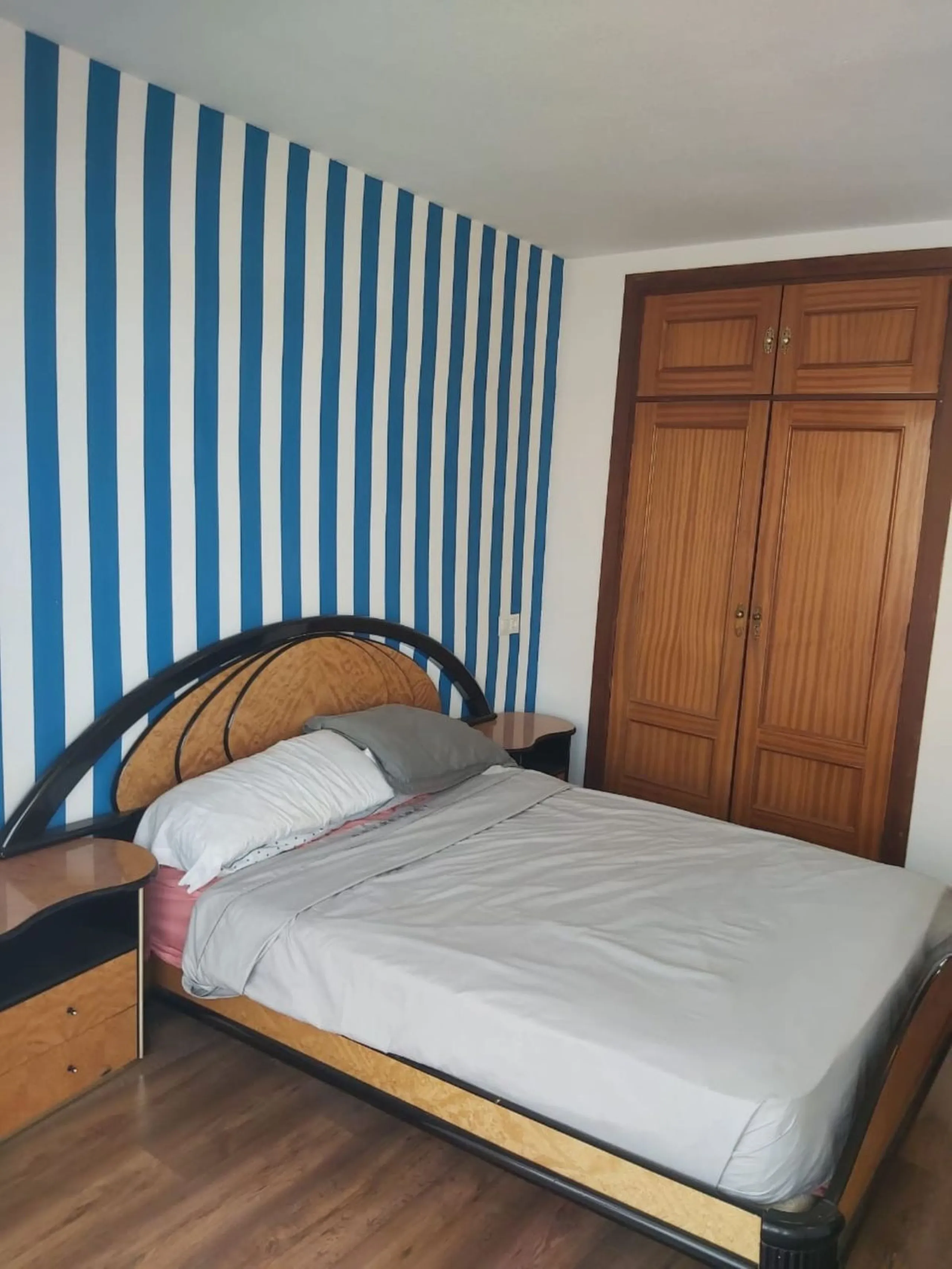 For sale: a bright top-floor apartment located in a quiet, well-connected building. The property features 2 bedrooms, 1 full bathroom, a spacious living room, and an independent kitchen.