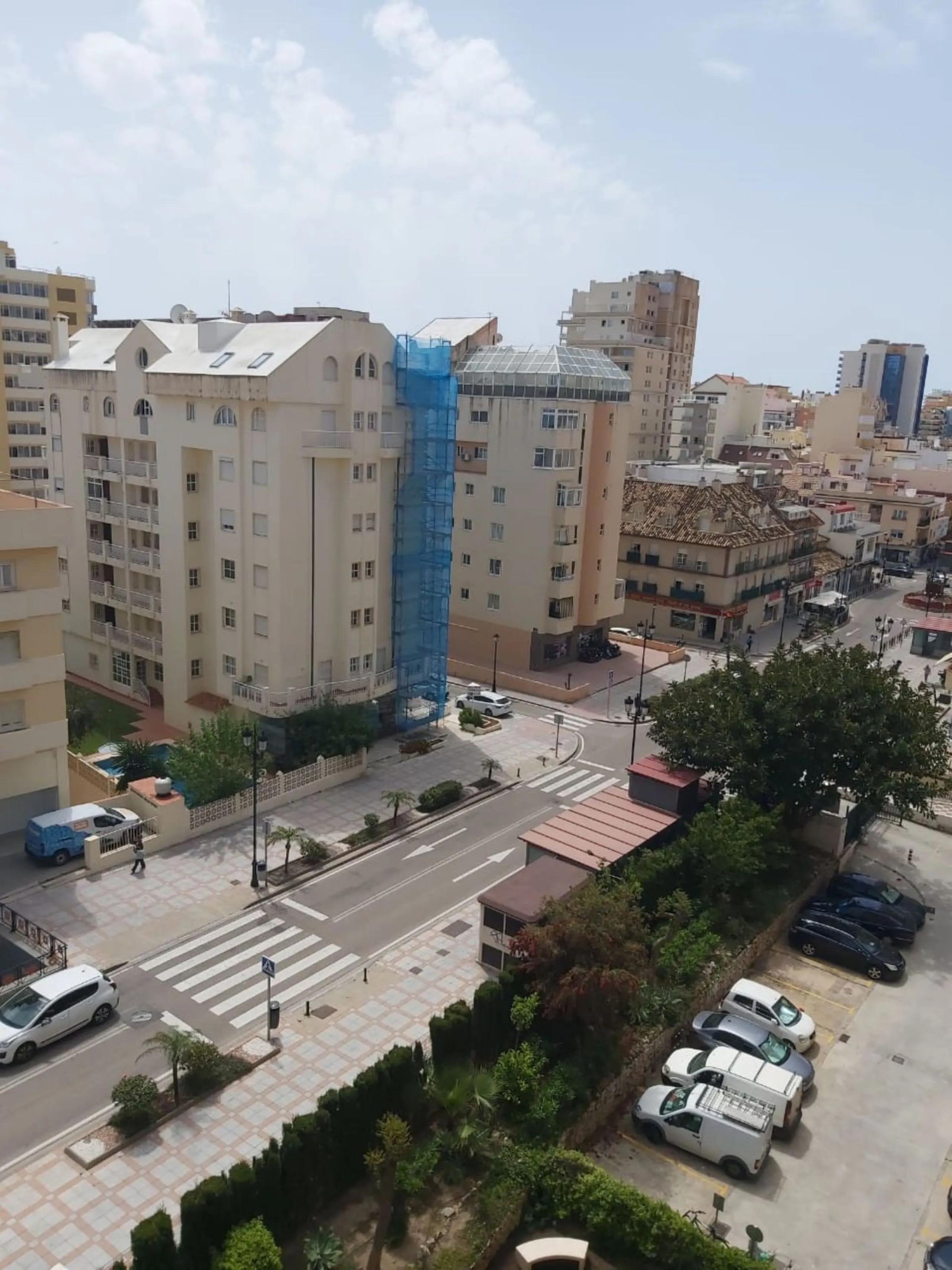 For sale: a bright top-floor apartment located in a quiet, well-connected building. The property features 2 bedrooms, 1 full bathroom, a spacious living room, and an independent kitchen.