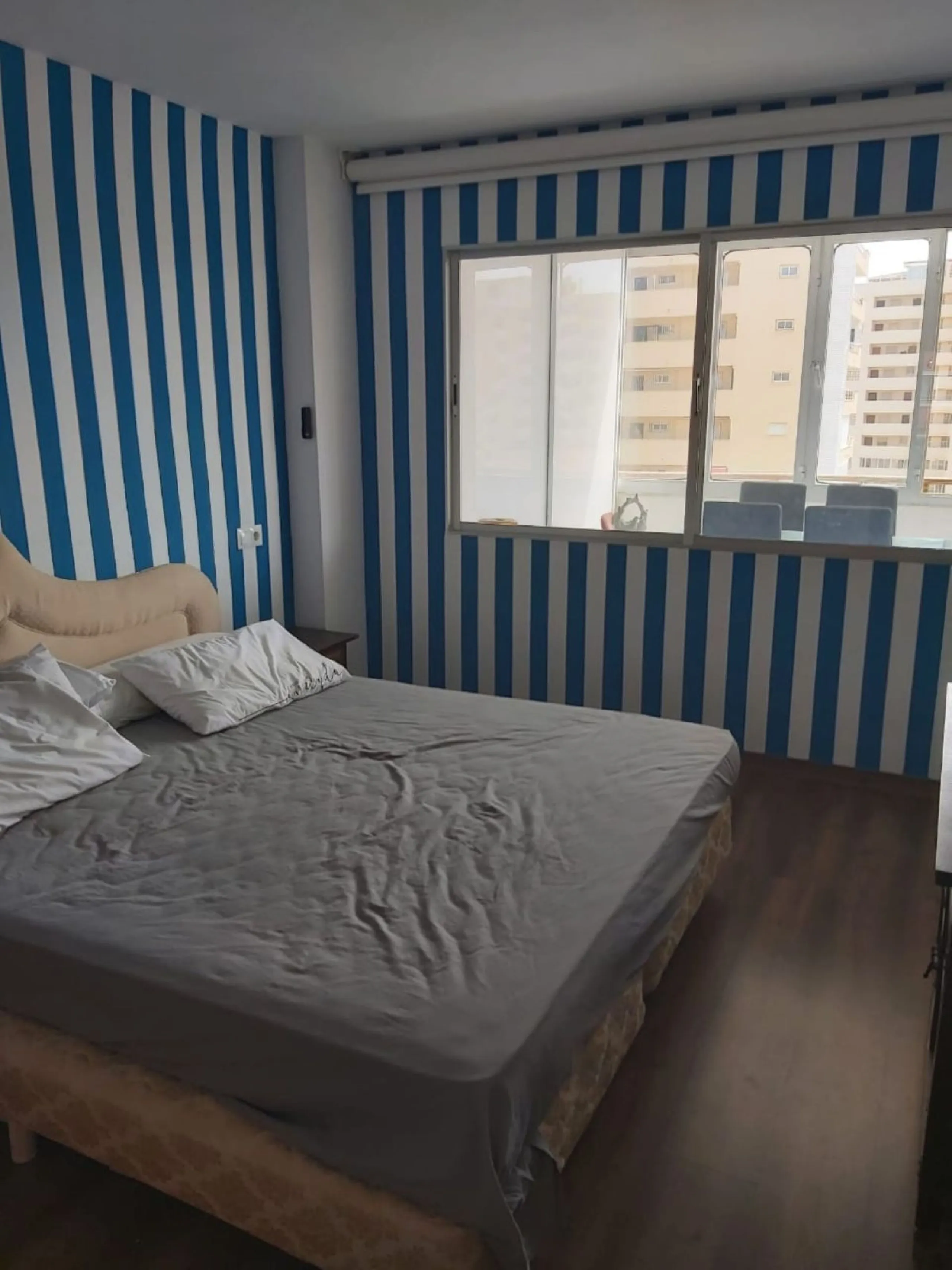 For sale: a bright top-floor apartment located in a quiet, well-connected building. The property features 2 bedrooms, 1 full bathroom, a spacious living room, and an independent kitchen.