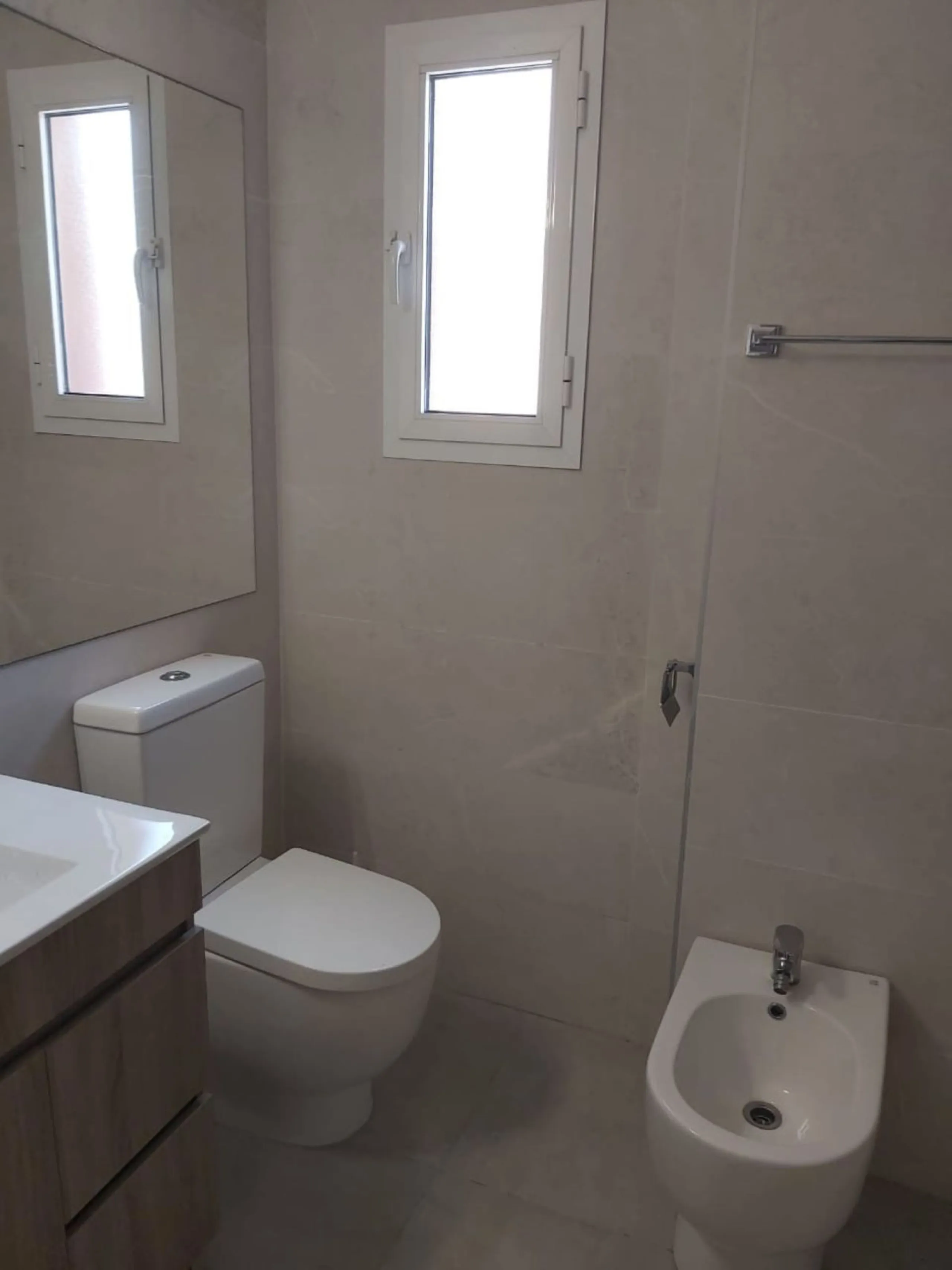 For sale: a bright top-floor apartment located in a quiet, well-connected building. The property features 2 bedrooms, 1 full bathroom, a spacious living room, and an independent kitchen.