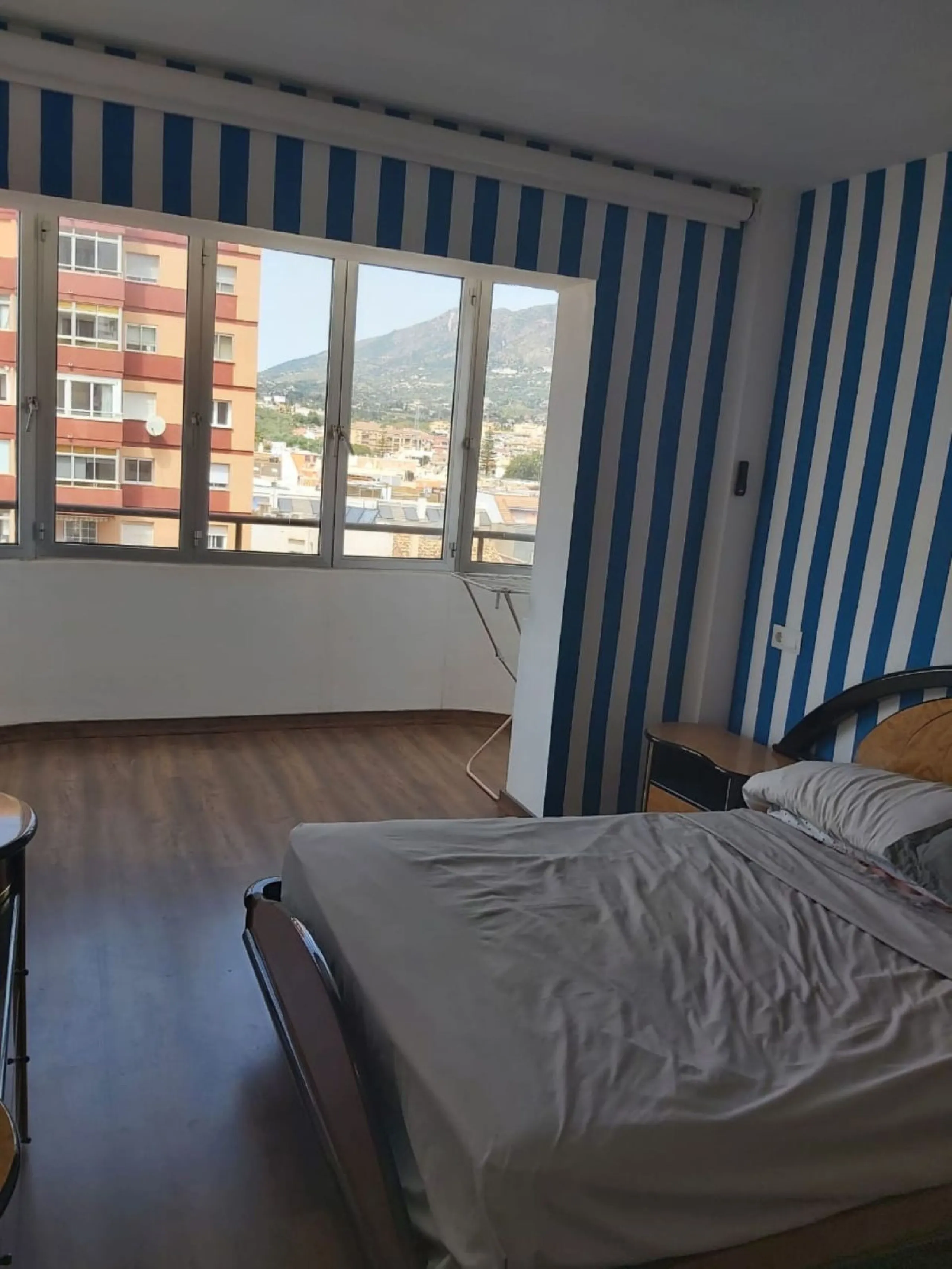 For sale: a bright top-floor apartment located in a quiet, well-connected building. The property features 2 bedrooms, 1 full bathroom, a spacious living room, and an independent kitchen.