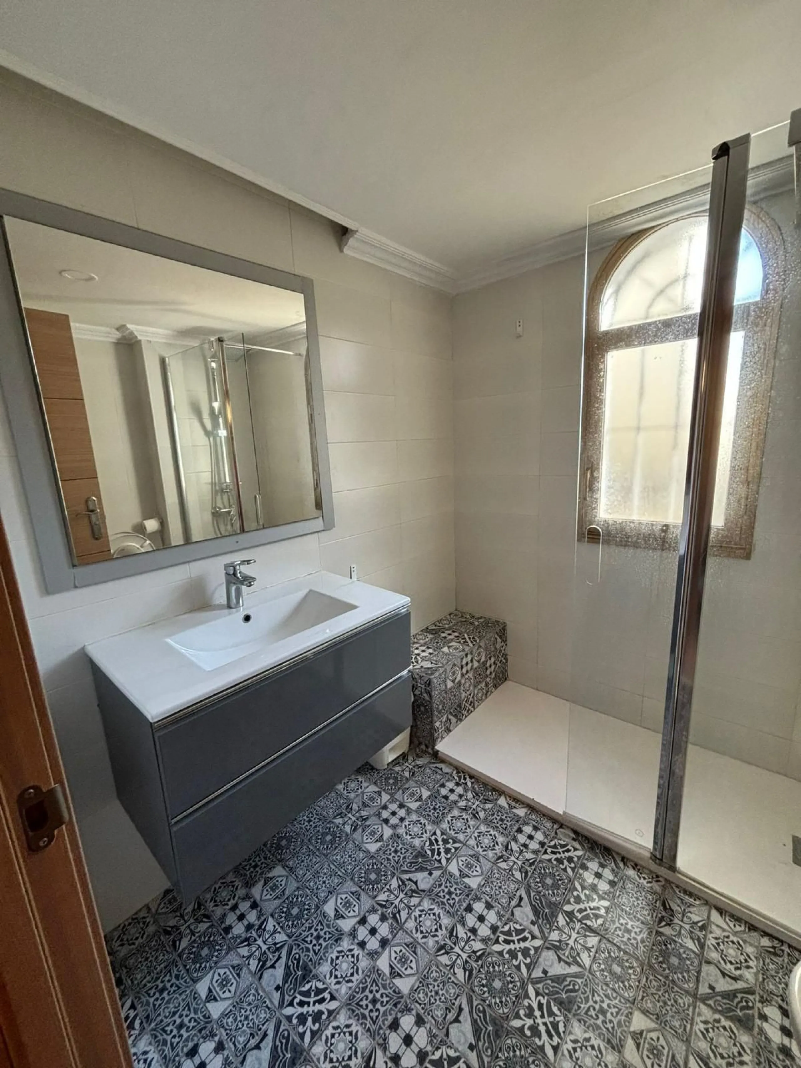 A beautiful three-storey townhouse for sale, located in one of the most pleasant and sought-after areas of Cancelada. The property stands out for its spaciousness, practical layout and peaceful atmosphere, making it perfect for families or anyone seeking 