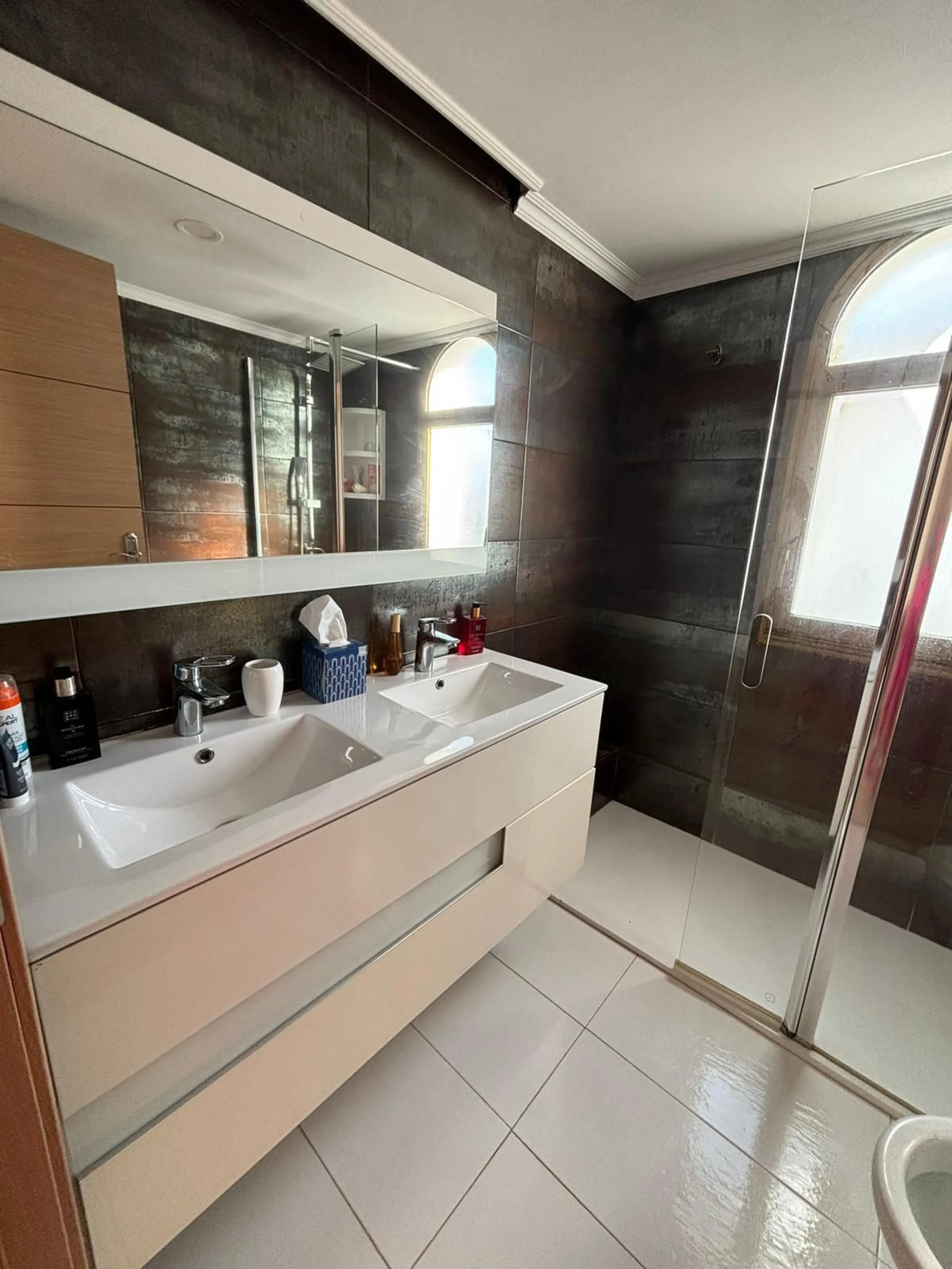 A beautiful three-storey townhouse for sale, located in one of the most pleasant and sought-after areas of Cancelada. The property stands out for its spaciousness, practical layout and peaceful atmosphere, making it perfect for families or anyone seeking 