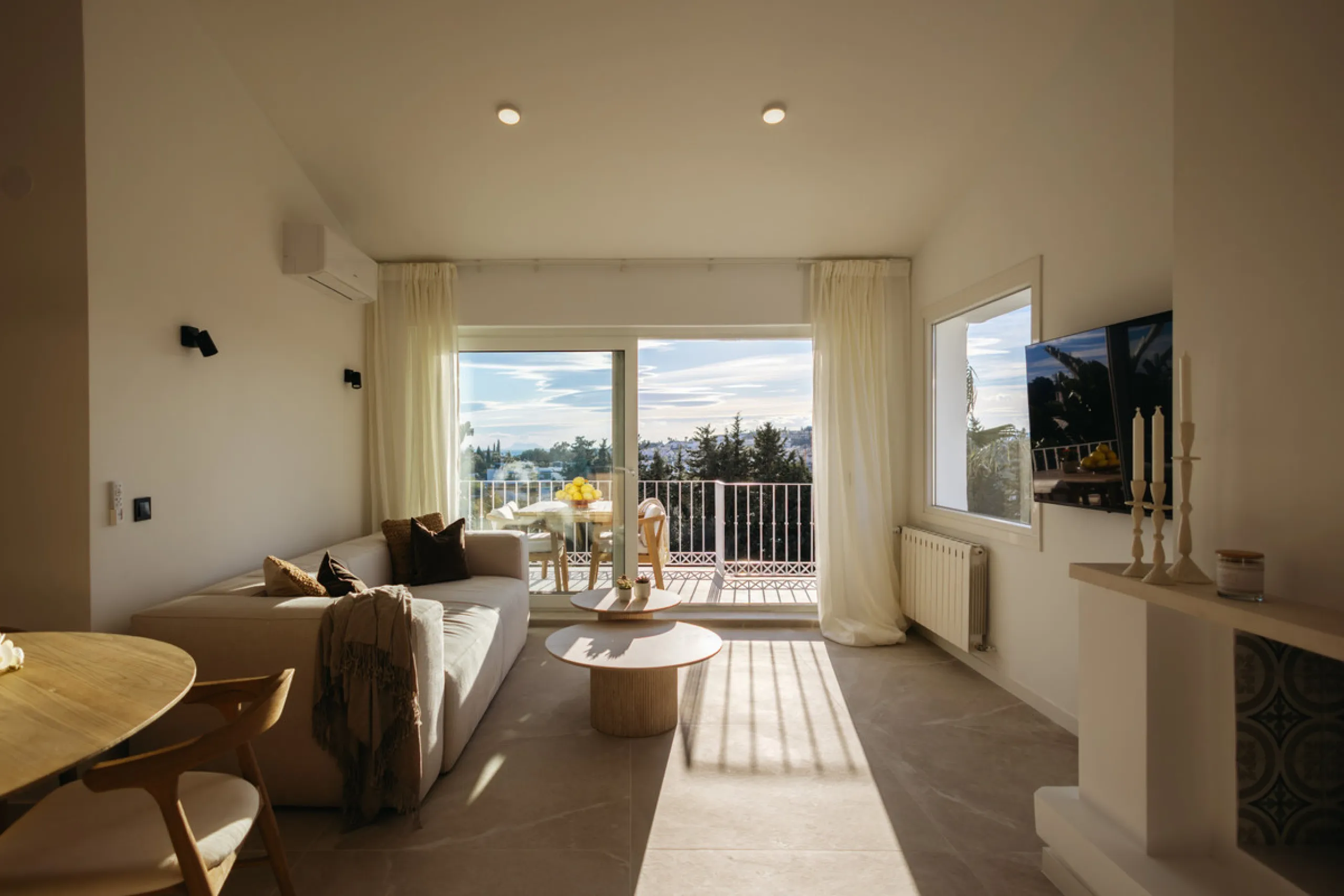 Casa Limones is a beautifully renovated townhouse in a prime location in the heart of Atalaya, Estepona. With its south-west orientation, it offers exceptional views of Gibraltar, breathtaking sunsets, and panoramic vistas over the Atalaya Golf Valley fro