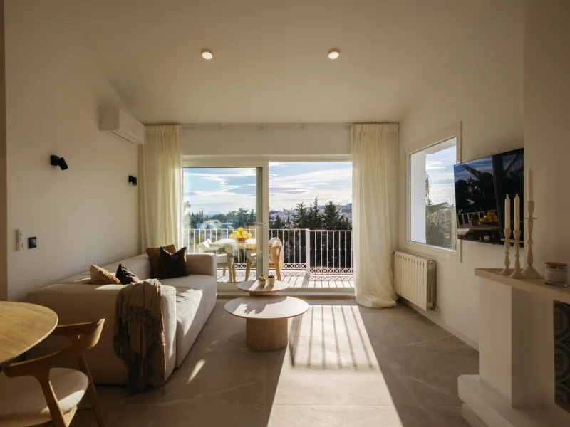 Casa Limones is a beautifully renovated townhouse in a prime location in the heart of Atalaya, Estepona. With its south-west orientation, it offers exceptional views of Gibraltar, breathtaking sunsets, and panoramic vistas over the Atalaya Golf Valley fro