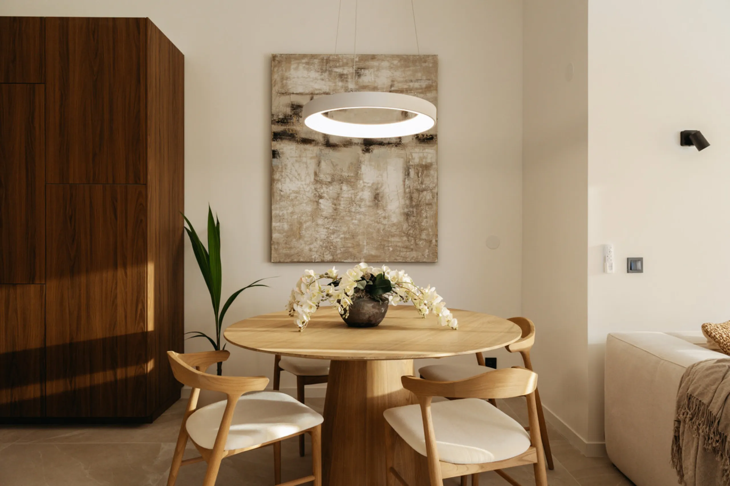 Casa Limones is a beautifully renovated townhouse in a prime location in the heart of Atalaya, Estepona. With its south-west orientation, it offers exceptional views of Gibraltar, breathtaking sunsets, and panoramic vistas over the Atalaya Golf Valley fro