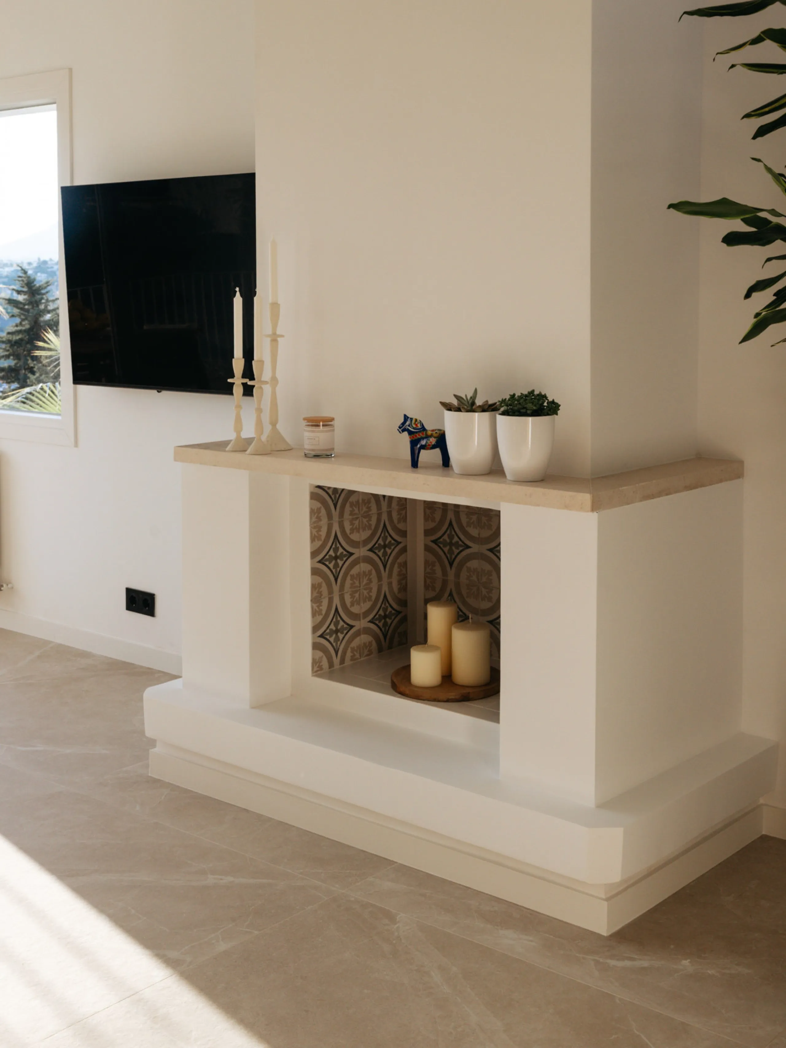 Casa Limones is a beautifully renovated townhouse in a prime location in the heart of Atalaya, Estepona. With its south-west orientation, it offers exceptional views of Gibraltar, breathtaking sunsets, and panoramic vistas over the Atalaya Golf Valley fro