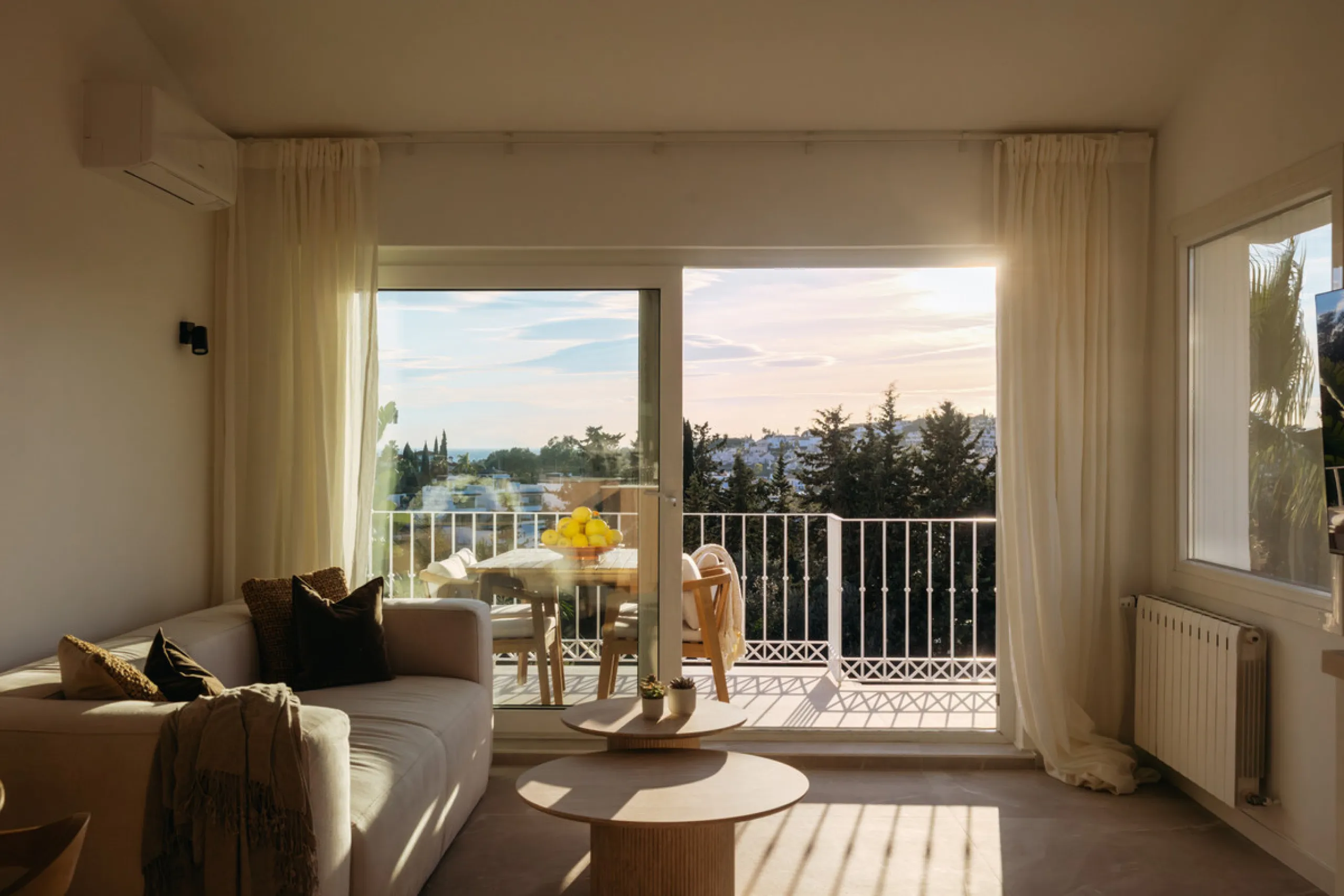 Casa Limones is a beautifully renovated townhouse in a prime location in the heart of Atalaya, Estepona. With its south-west orientation, it offers exceptional views of Gibraltar, breathtaking sunsets, and panoramic vistas over the Atalaya Golf Valley fro