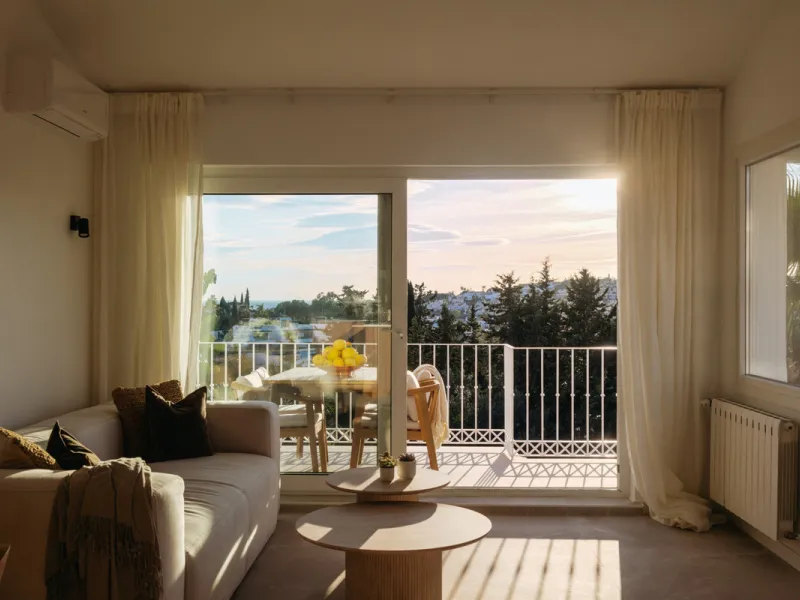 Casa Limones is a beautifully renovated townhouse in a prime location in the heart of Atalaya, Estepona. With its south-west orientation, it offers exceptional views of Gibraltar, breathtaking sunsets, and panoramic vistas over the Atalaya Golf Valley fro