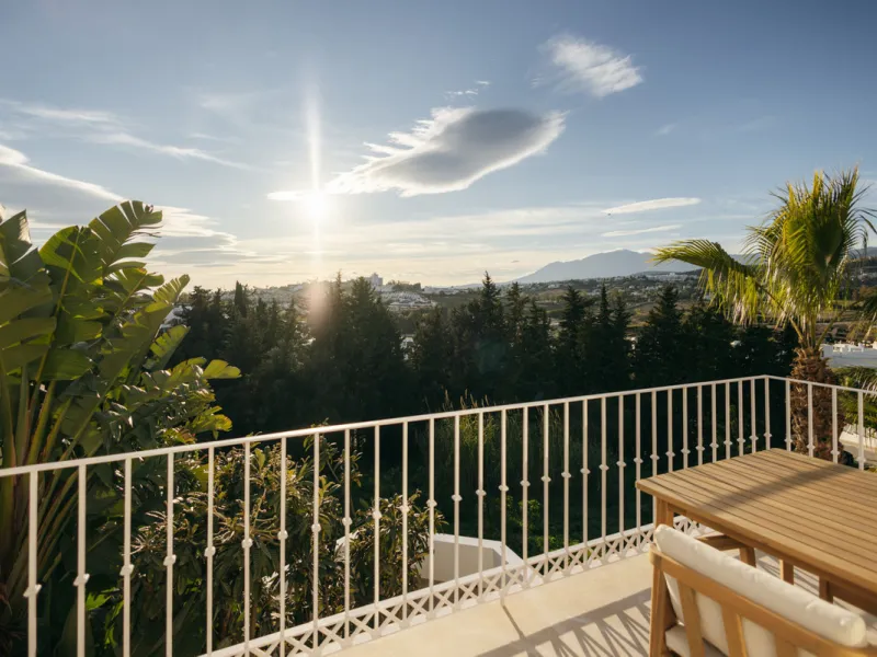 Casa Limones is a beautifully renovated townhouse in a prime location in the heart of Atalaya, Estepona. With its south-west orientation, it offers exceptional views of Gibraltar, breathtaking sunsets, and panoramic vistas over the Atalaya Golf Valley fro