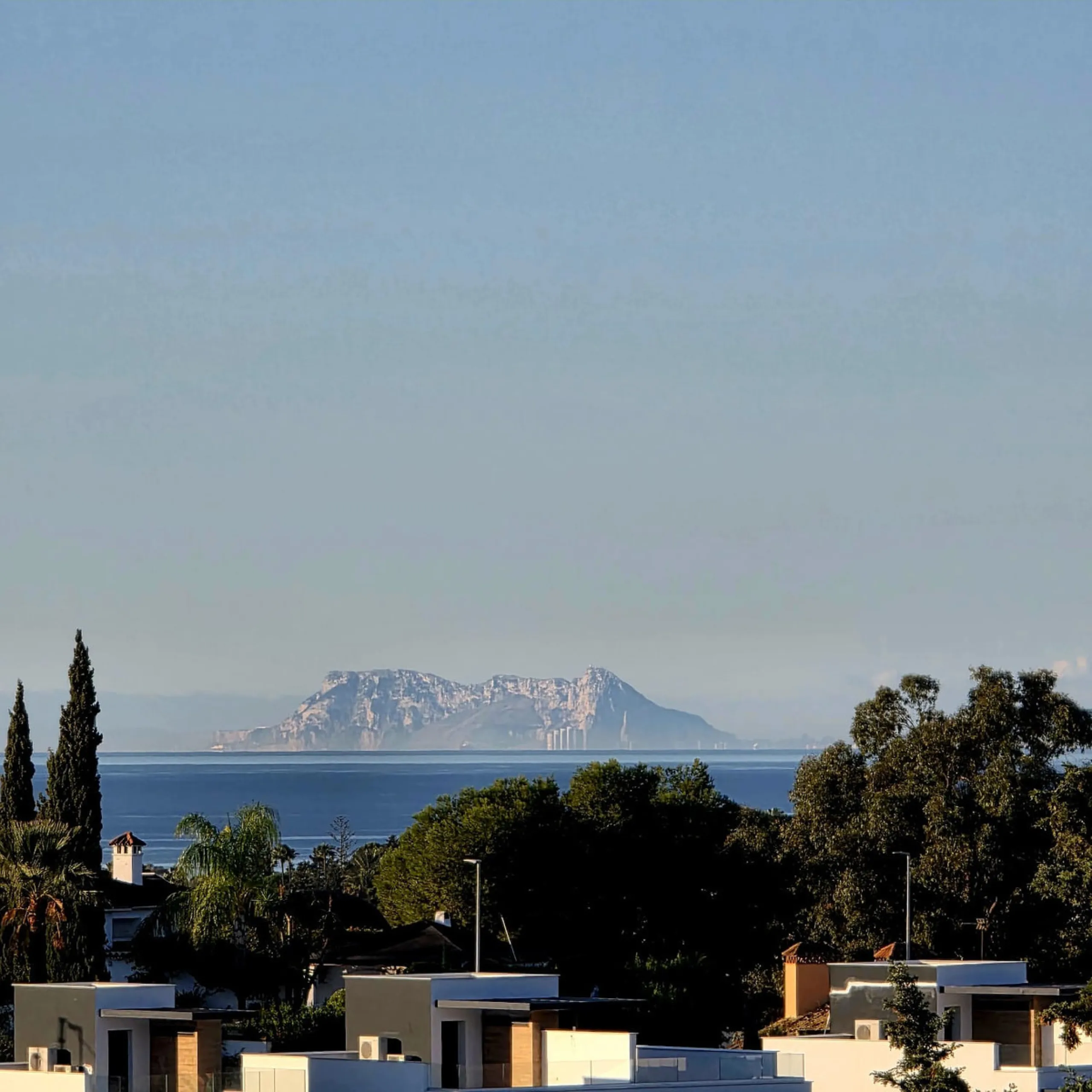 Casa Limones is a beautifully renovated townhouse in a prime location in the heart of Atalaya, Estepona. With its south-west orientation, it offers exceptional views of Gibraltar, breathtaking sunsets, and panoramic vistas over the Atalaya Golf Valley fro