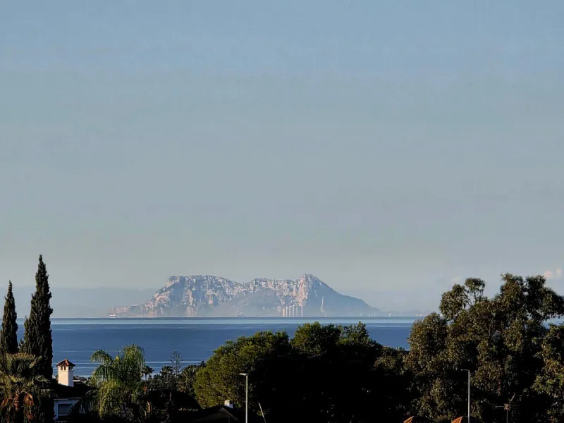 Casa Limones is a beautifully renovated townhouse in a prime location in the heart of Atalaya, Estepona. With its south-west orientation, it offers exceptional views of Gibraltar, breathtaking sunsets, and panoramic vistas over the Atalaya Golf Valley fro