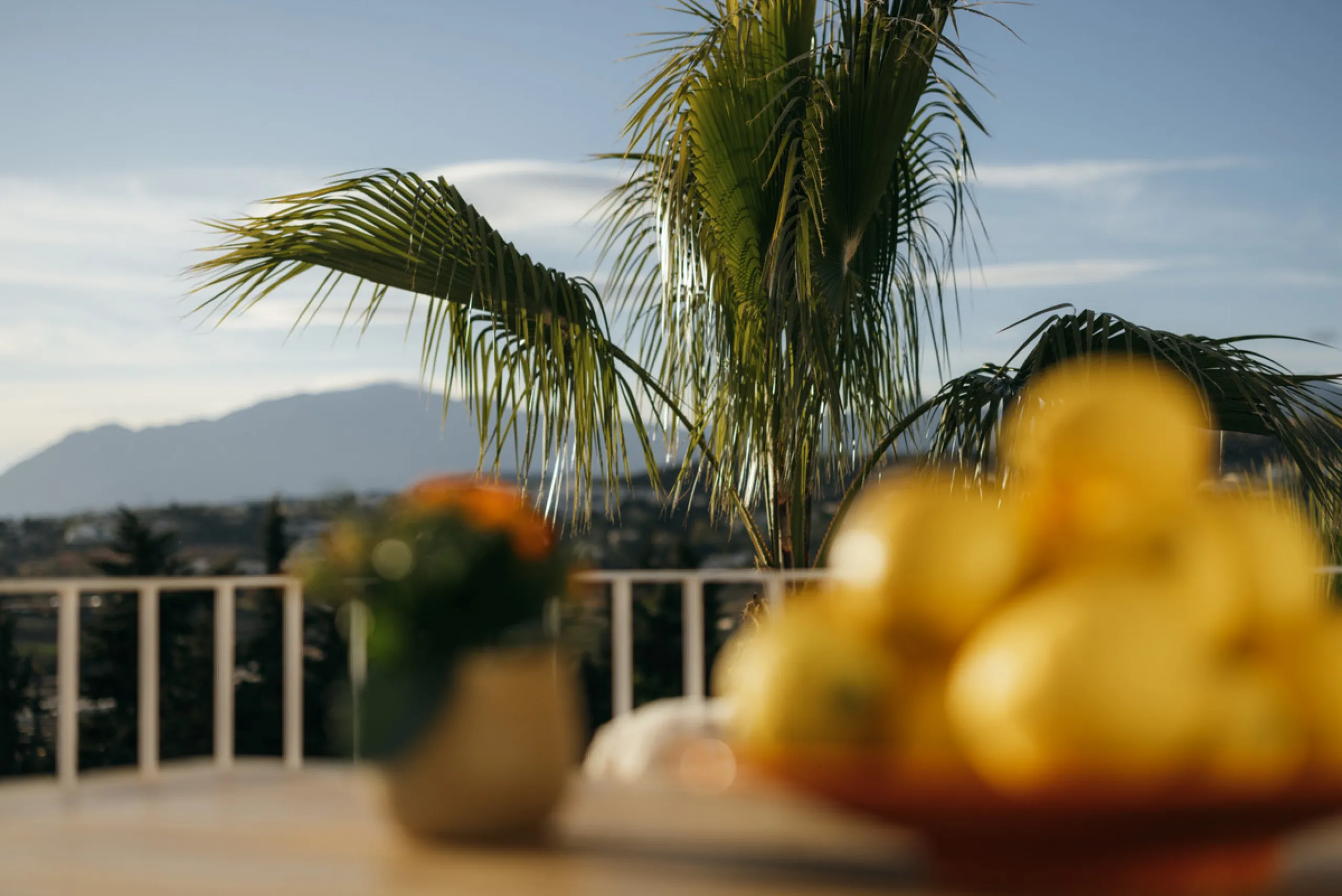 Casa Limones is a beautifully renovated townhouse in a prime location in the heart of Atalaya, Estepona. With its south-west orientation, it offers exceptional views of Gibraltar, breathtaking sunsets, and panoramic vistas over the Atalaya Golf Valley fro
