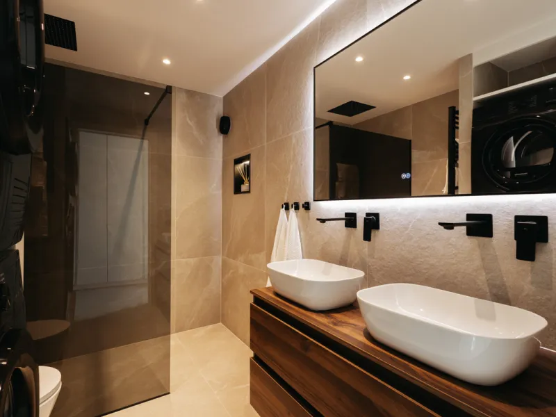 Casa Limones is a beautifully renovated townhouse in a prime location in the heart of Atalaya, Estepona. With its south-west orientation, it offers exceptional views of Gibraltar, breathtaking sunsets, and panoramic vistas over the Atalaya Golf Valley fro