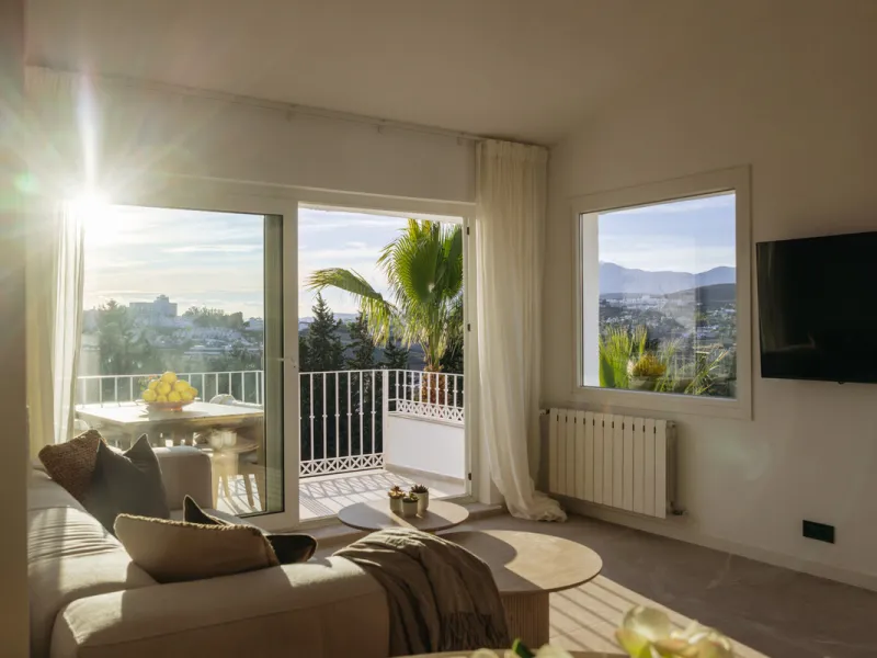 Casa Limones is a beautifully renovated townhouse in a prime location in the heart of Atalaya, Estepona. With its south-west orientation, it offers exceptional views of Gibraltar, breathtaking sunsets, and panoramic vistas over the Atalaya Golf Valley fro