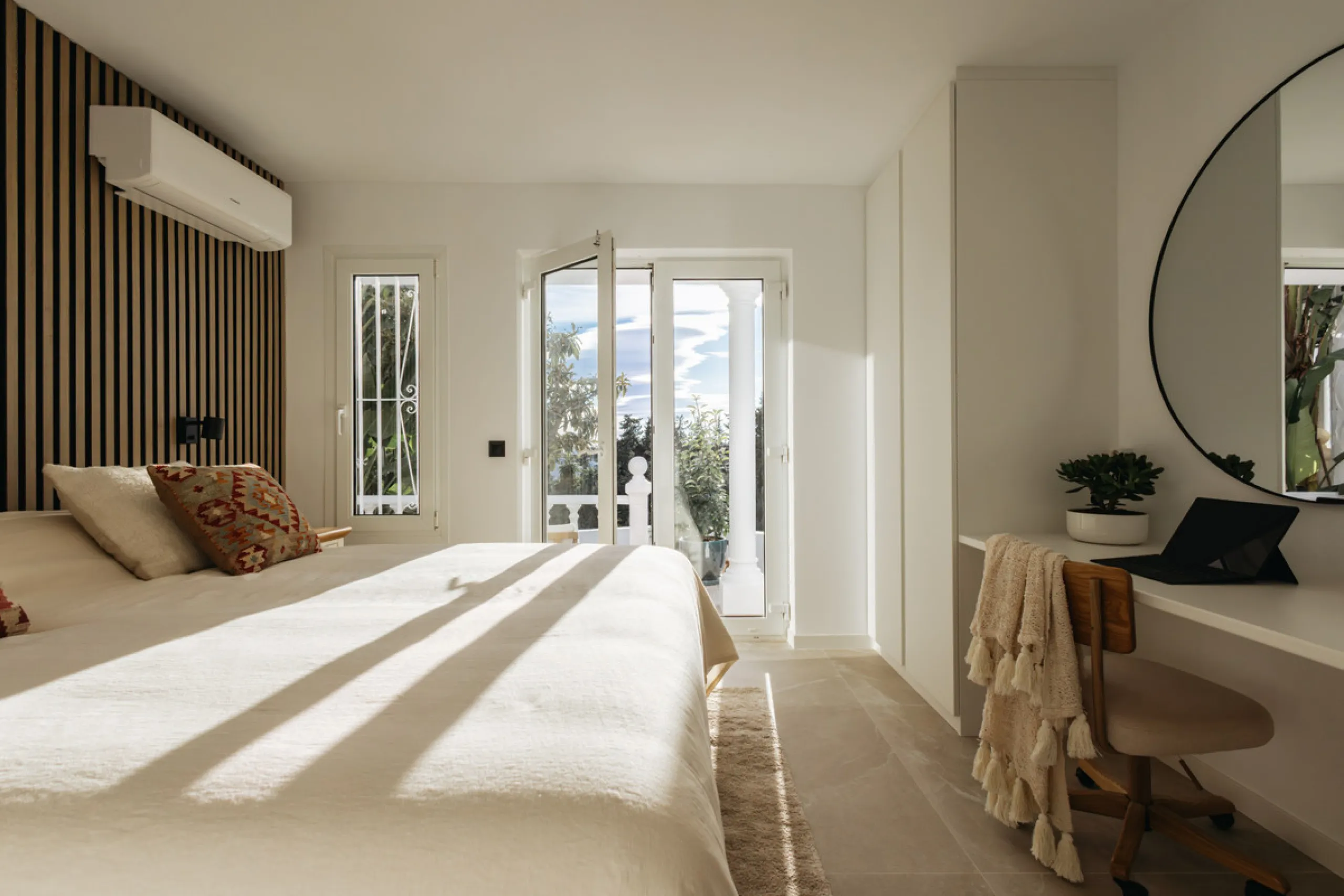 Casa Limones is a beautifully renovated townhouse in a prime location in the heart of Atalaya, Estepona. With its south-west orientation, it offers exceptional views of Gibraltar, breathtaking sunsets, and panoramic vistas over the Atalaya Golf Valley fro