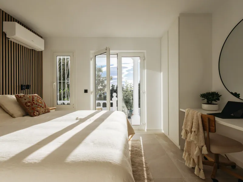 Casa Limones is a beautifully renovated townhouse in a prime location in the heart of Atalaya, Estepona. With its south-west orientation, it offers exceptional views of Gibraltar, breathtaking sunsets, and panoramic vistas over the Atalaya Golf Valley fro