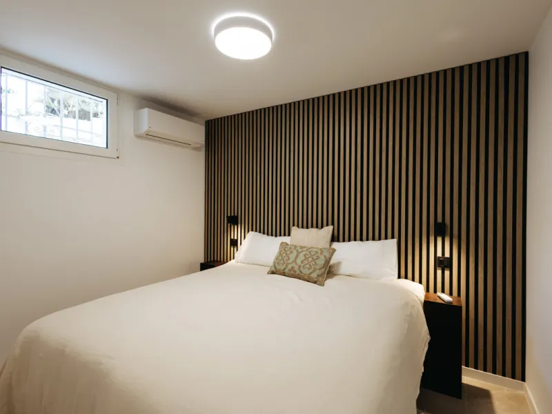 Casa Limones is a beautifully renovated townhouse in a prime location in the heart of Atalaya, Estepona. With its south-west orientation, it offers exceptional views of Gibraltar, breathtaking sunsets, and panoramic vistas over the Atalaya Golf Valley fro