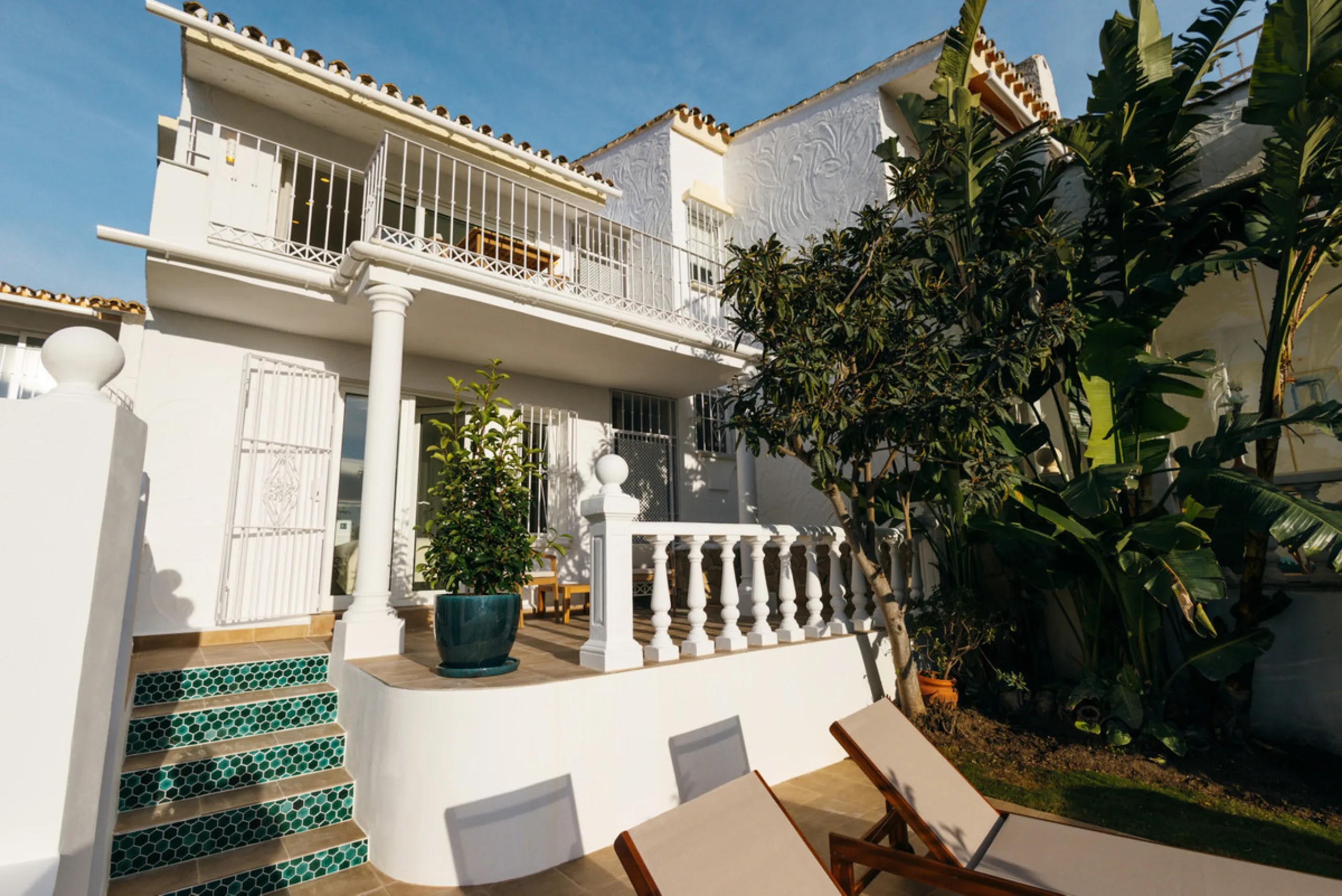 Casa Limones is a beautifully renovated townhouse in a prime location in the heart of Atalaya, Estepona. With its south-west orientation, it offers exceptional views of Gibraltar, breathtaking sunsets, and panoramic vistas over the Atalaya Golf Valley fro