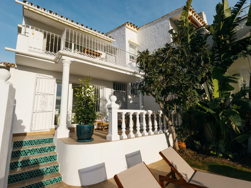 Casa Limones is a beautifully renovated townhouse in a prime location in the heart of Atalaya, Estepona. With its south-west orientation, it offers exceptional views of Gibraltar, breathtaking sunsets, and panoramic vistas over the Atalaya Golf Valley fro