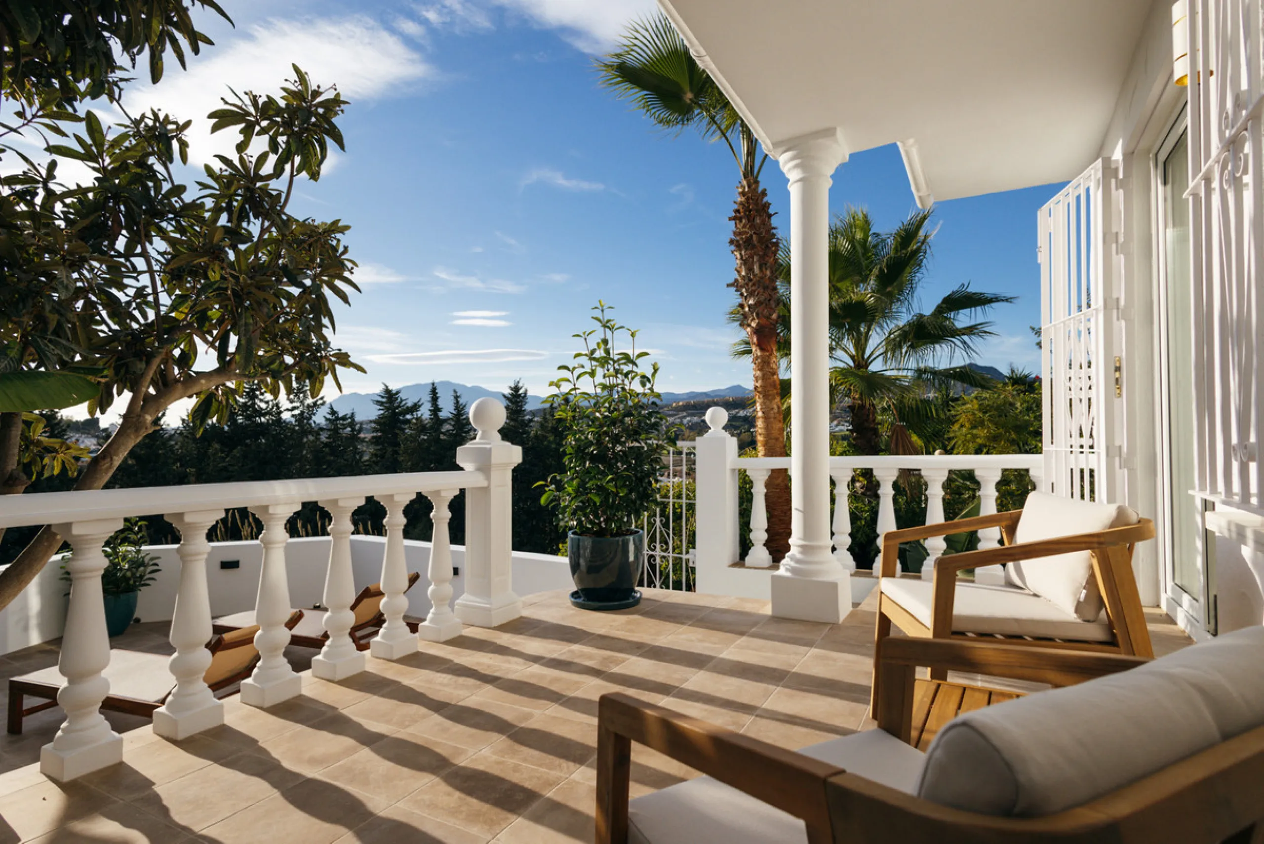 Casa Limones is a beautifully renovated townhouse in a prime location in the heart of Atalaya, Estepona. With its south-west orientation, it offers exceptional views of Gibraltar, breathtaking sunsets, and panoramic vistas over the Atalaya Golf Valley fro