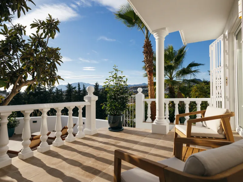 Casa Limones is a beautifully renovated townhouse in a prime location in the heart of Atalaya, Estepona. With its south-west orientation, it offers exceptional views of Gibraltar, breathtaking sunsets, and panoramic vistas over the Atalaya Golf Valley fro