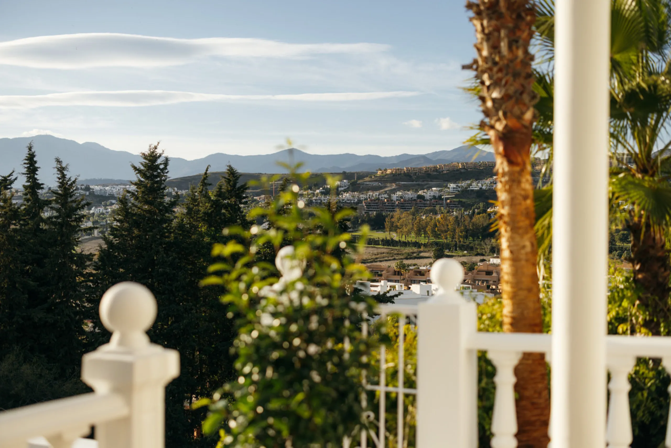 Casa Limones is a beautifully renovated townhouse in a prime location in the heart of Atalaya, Estepona. With its south-west orientation, it offers exceptional views of Gibraltar, breathtaking sunsets, and panoramic vistas over the Atalaya Golf Valley fro