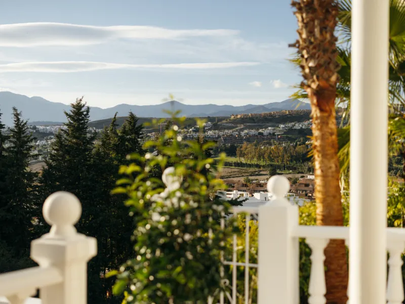 Casa Limones is a beautifully renovated townhouse in a prime location in the heart of Atalaya, Estepona. With its south-west orientation, it offers exceptional views of Gibraltar, breathtaking sunsets, and panoramic vistas over the Atalaya Golf Valley fro