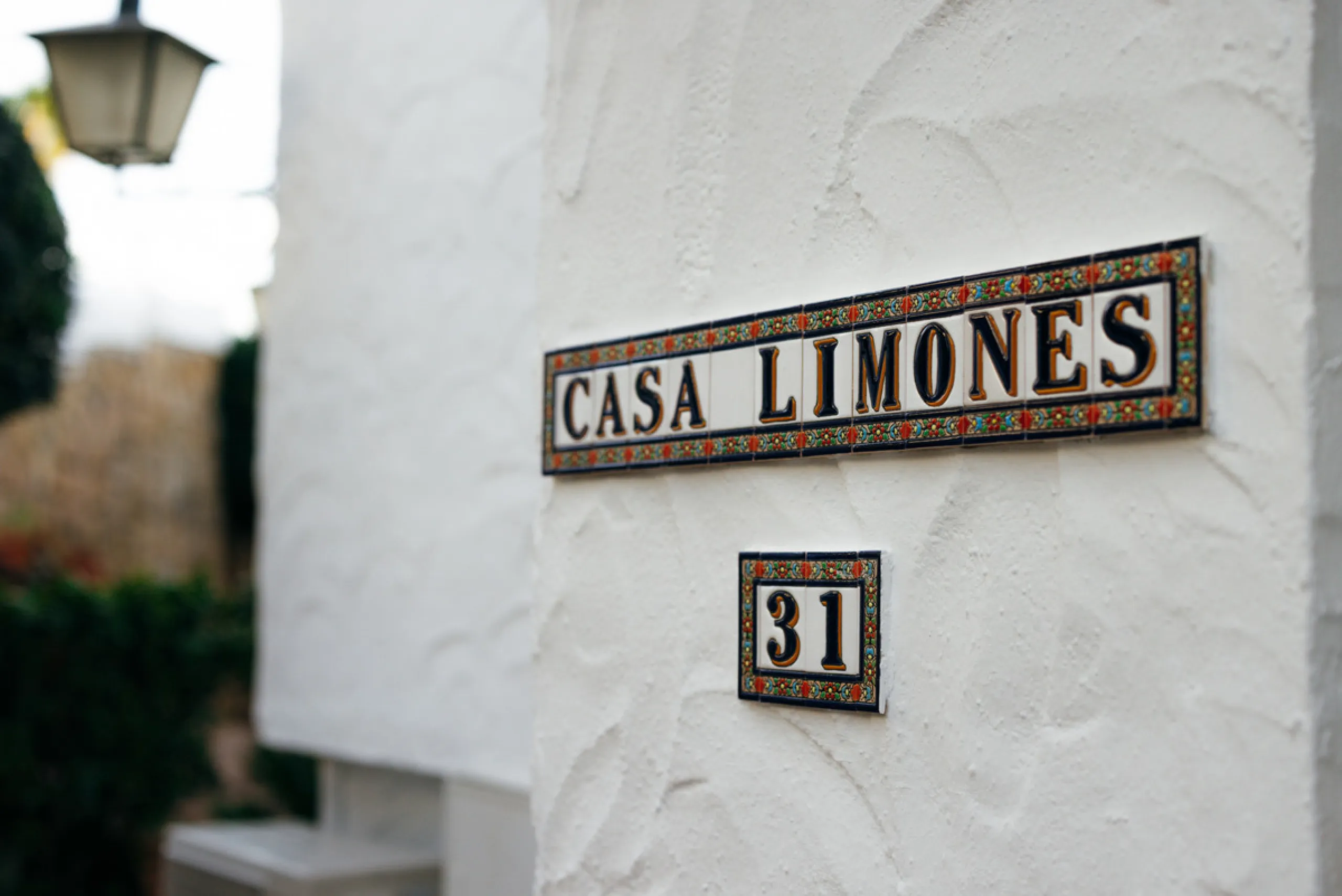 Casa Limones is a beautifully renovated townhouse in a prime location in the heart of Atalaya, Estepona. With its south-west orientation, it offers exceptional views of Gibraltar, breathtaking sunsets, and panoramic vistas over the Atalaya Golf Valley fro