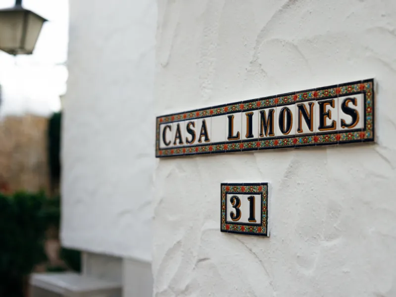 Casa Limones is a beautifully renovated townhouse in a prime location in the heart of Atalaya, Estepona. With its south-west orientation, it offers exceptional views of Gibraltar, breathtaking sunsets, and panoramic vistas over the Atalaya Golf Valley fro