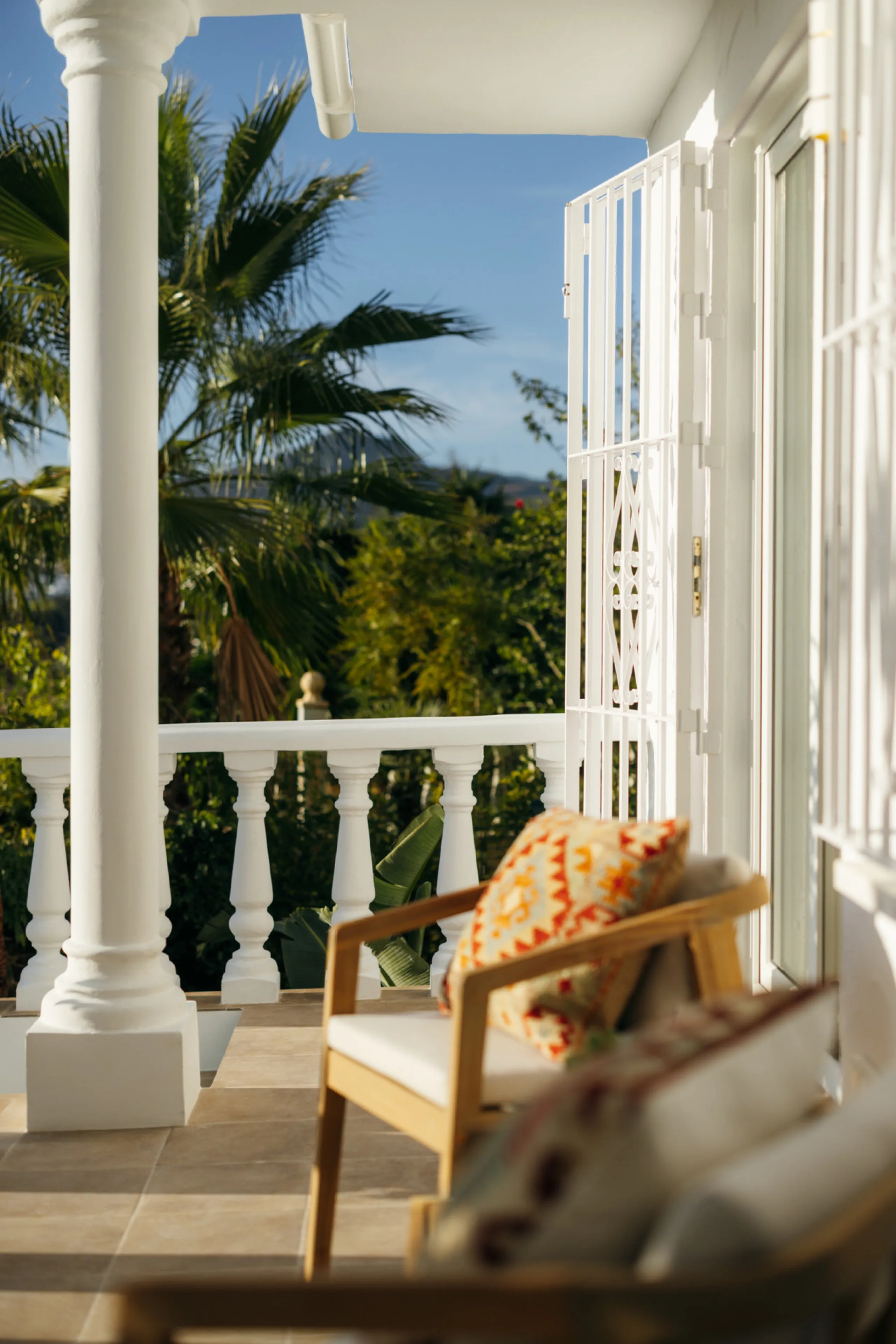 Casa Limones is a beautifully renovated townhouse in a prime location in the heart of Atalaya, Estepona. With its south-west orientation, it offers exceptional views of Gibraltar, breathtaking sunsets, and panoramic vistas over the Atalaya Golf Valley fro