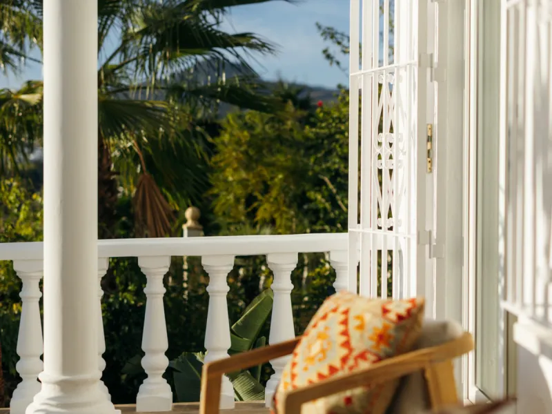 Casa Limones is a beautifully renovated townhouse in a prime location in the heart of Atalaya, Estepona. With its south-west orientation, it offers exceptional views of Gibraltar, breathtaking sunsets, and panoramic vistas over the Atalaya Golf Valley fro